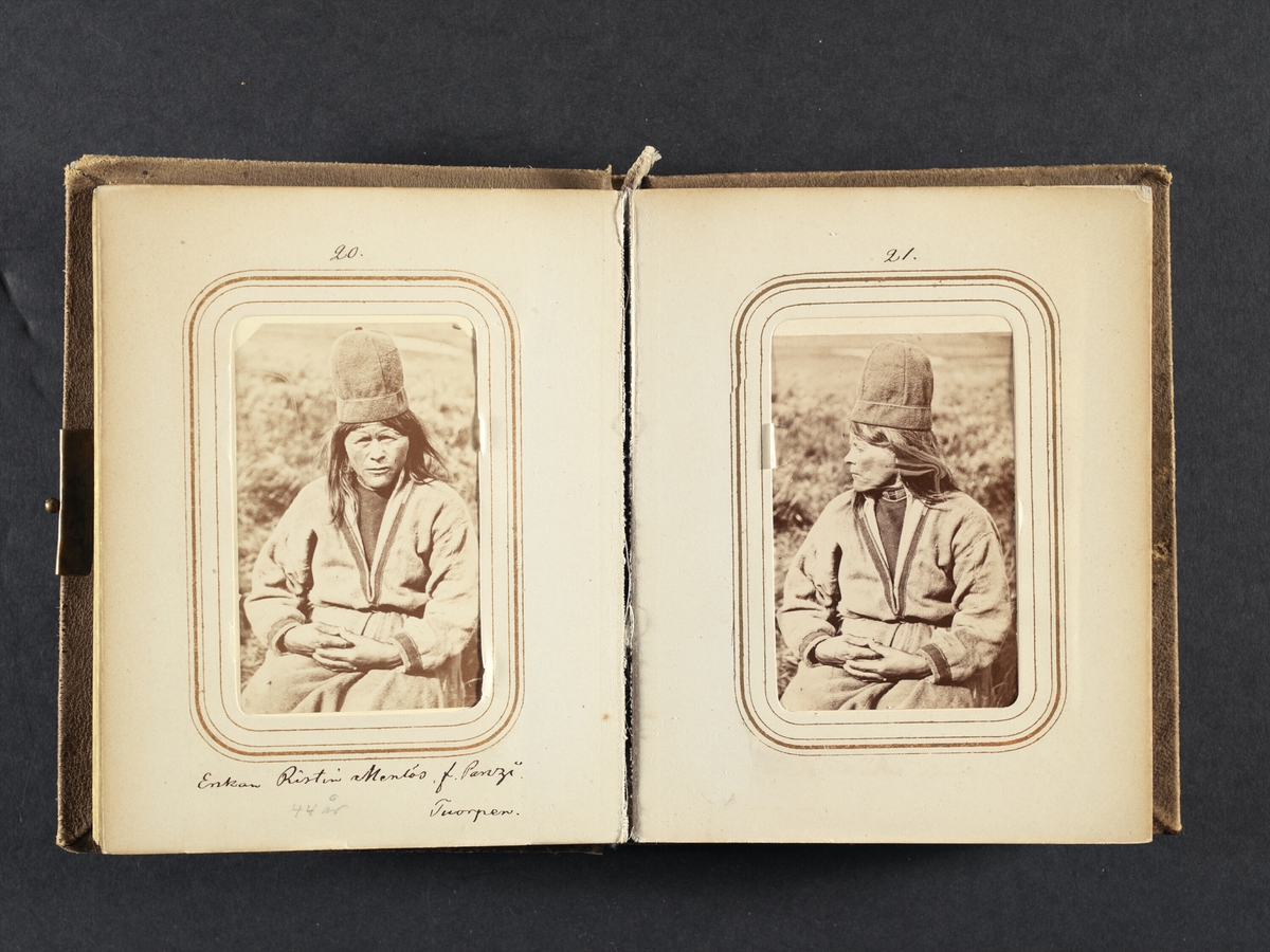 Porträtt av änkan Ristin Menlös f. Pantsi, 44 år, Tuorpons sameby. Ur Lotten von Dübens fotoalbum med motiv från den etnologiska expedition till Lappland som leddes av hennes make Gustaf von Düben 1868.