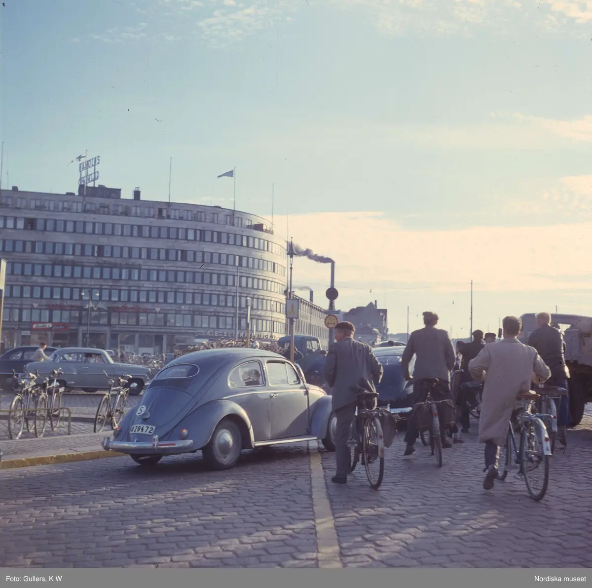 Göteborg. Trafikljus med bilar och cyklar.