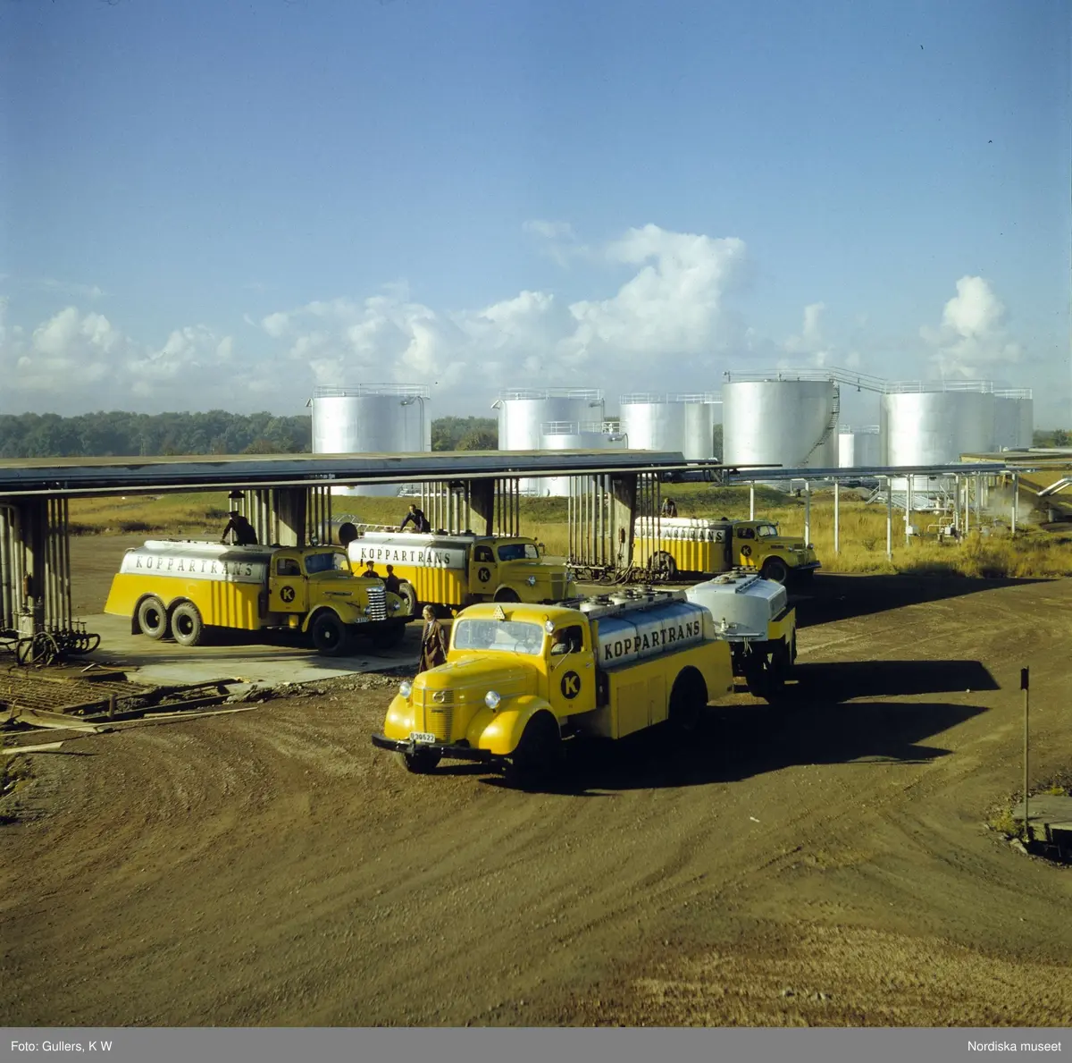 Tankbilar från Koppartrans framför oljecisterner. Göteborg.