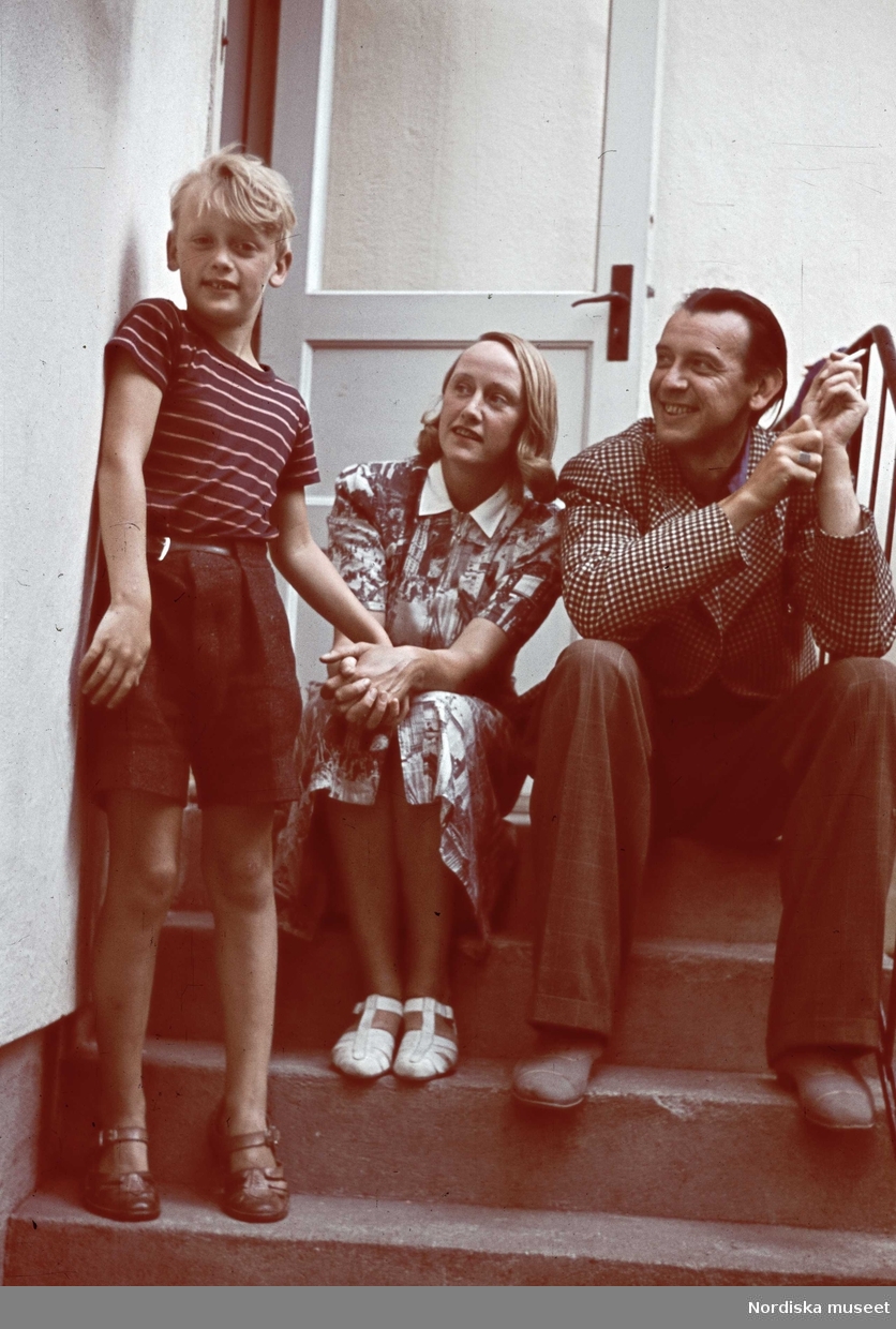 Man, kvinna och pojke på yttertrappa. Troligen konstnären Vicke Lindstrand - skådespelerskan Stina Lindstrand och sonen Ola Lindstrand.