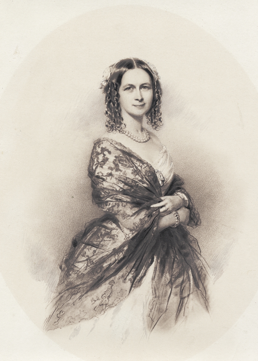 Porträtt i trekvartsprofil av kvinna i klänning med tunn mönstrad sjal, tvåradigt pärlhalsband, pararmband, brosch i dekolletaget, frisyr med mittbena och korkskruvslockar. Retuscherat saltpappersfotografi / kalotyp, troligen 1840-tal.