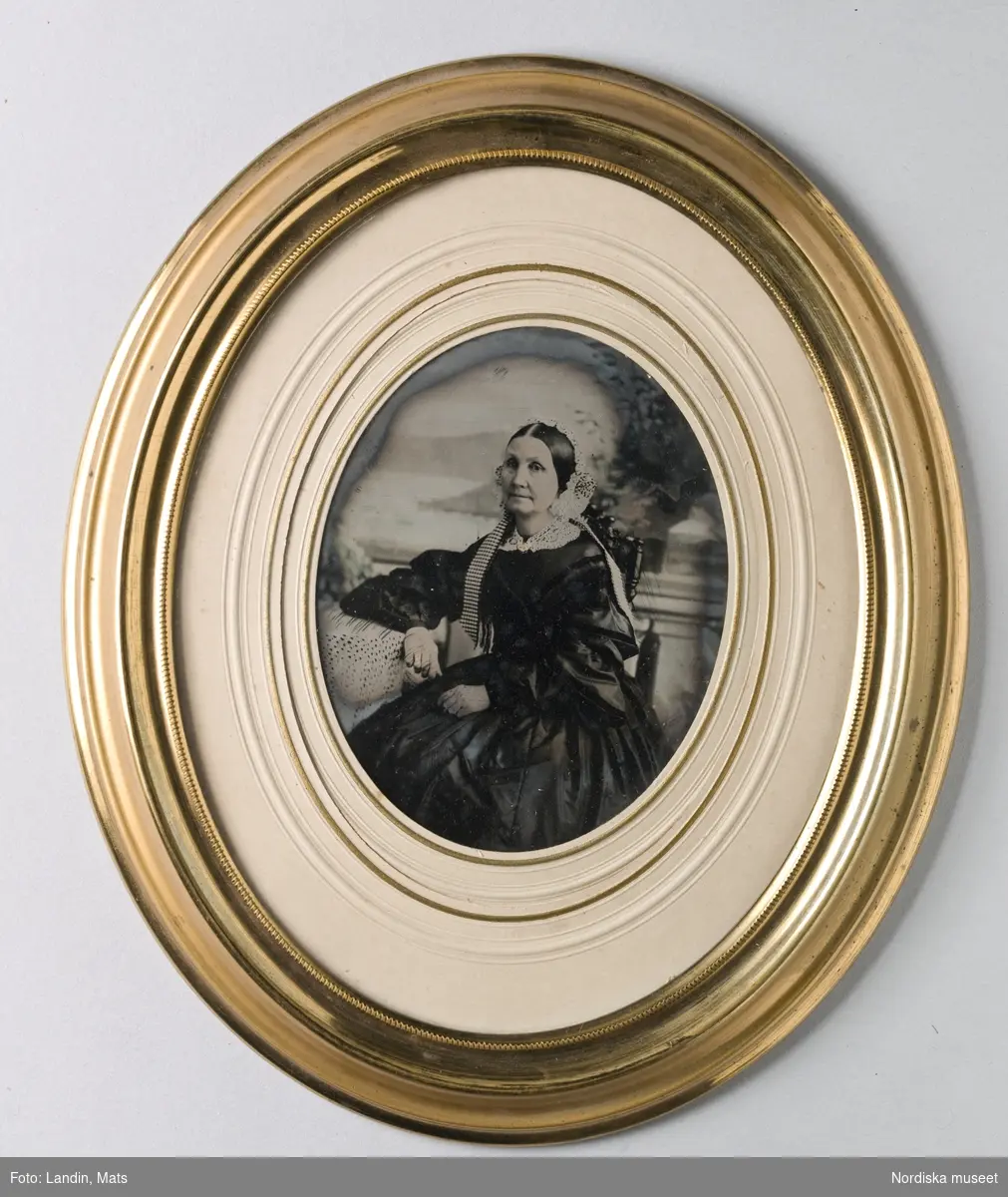 Porträtt av dam, i förgylld oval ram, Augusta Carolina Möller, f. Augustin, (1810-1865). Ambrotyp från 1858.
Nordiska museet inv.nr 182928.