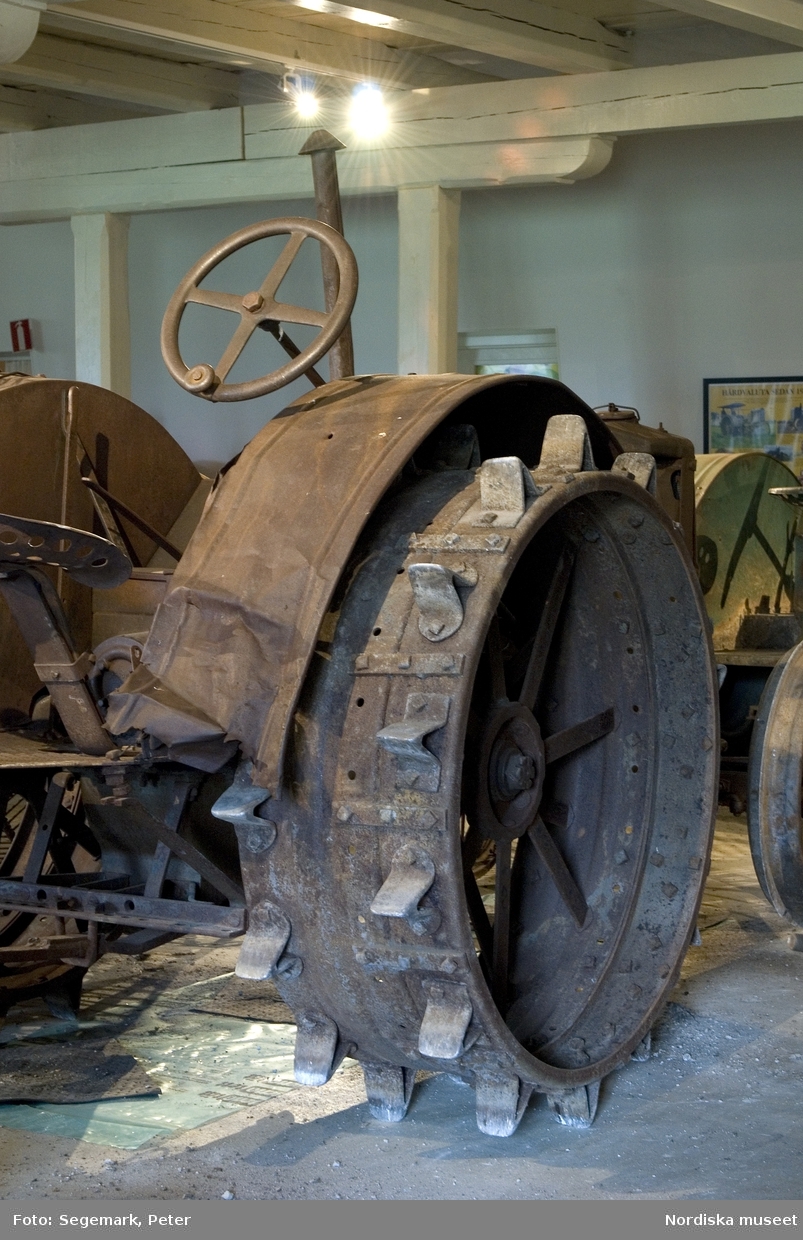 Traktorutställning, "Traktorer med drag",  visning av traktorer , arbetsmaskiner och redskap tillverkade 1917-1950, Julita gård, Maj 2009. 