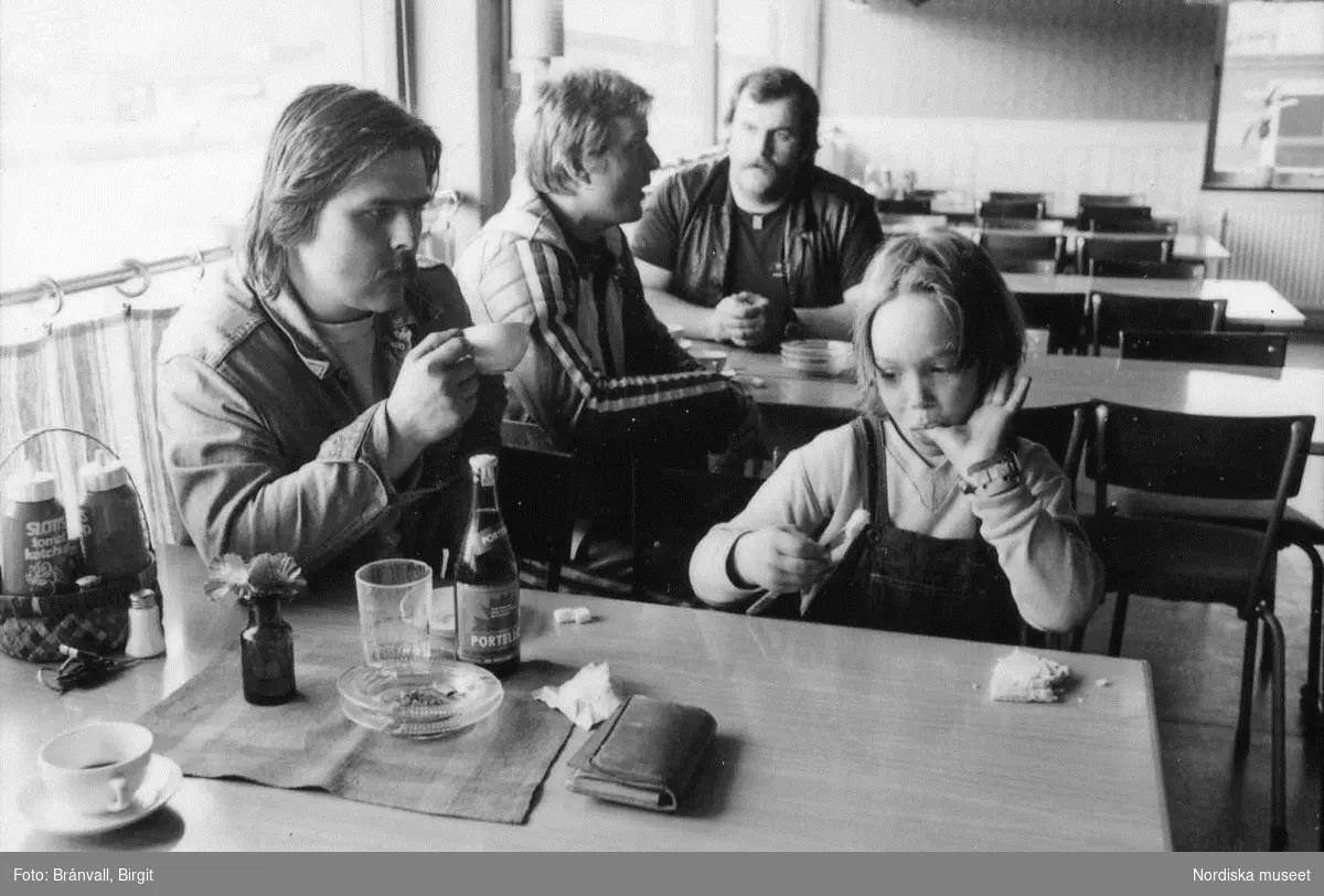 Storuman 1982. Bar i centrum. Interiör från matservering, köksperonal, matgäster, beställningsdisk, barnfamilj.