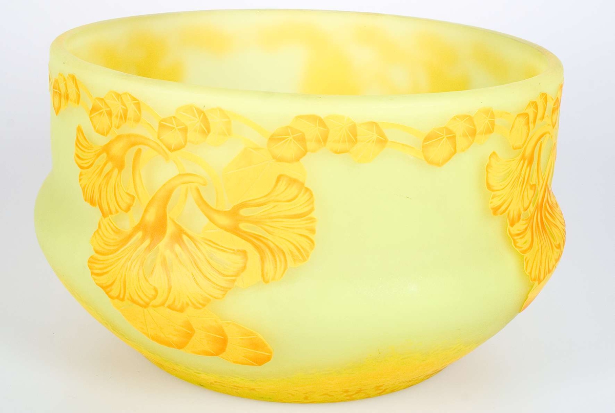 Skål av överfångsglas med orangefärgad dekor mot gul botten.
Signerad: Reijmyre N=328, A:E: Boman 1913 A Wallander, UNIK.

