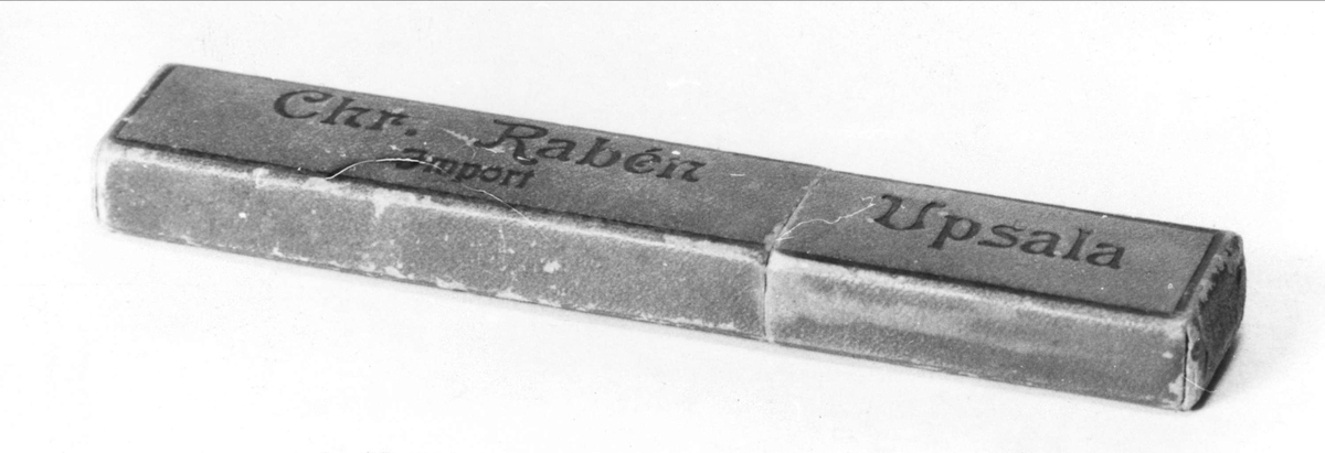 Rött fodral av papp med svart text: Chr. Rabén Import Uppsala.
