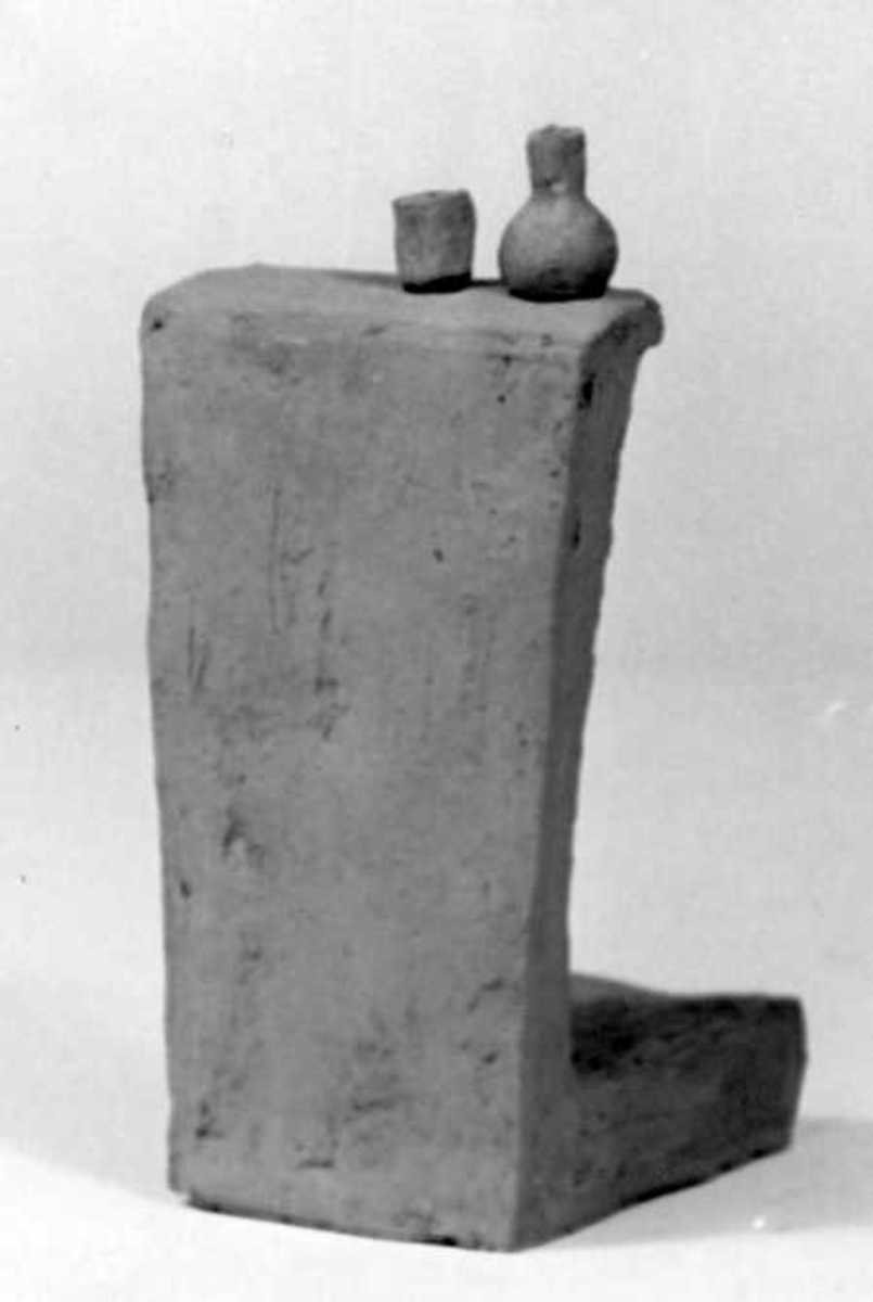 Figur av bränd och målad lera, föreställande professorn i fysikalisk kemi The Svedberg, Uppsala.