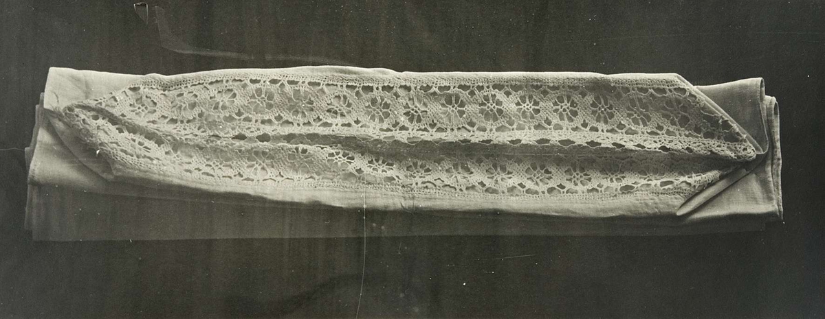Två fotografier av ett örngott med knypplad spets. Fotografierna är märkta "A.175." i övre högra hörnet. Nedanför bilden finns signaturen "LZ" och numret "9559".