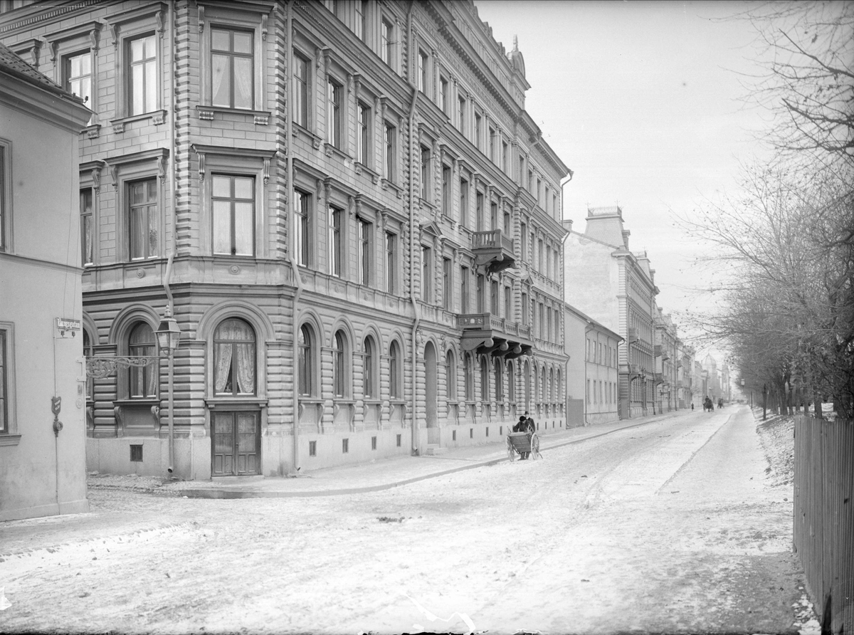 Kungsgatan mot nordväst från Bävernsgränd, Dragarbrunn, Uppsala 1901 - 1902