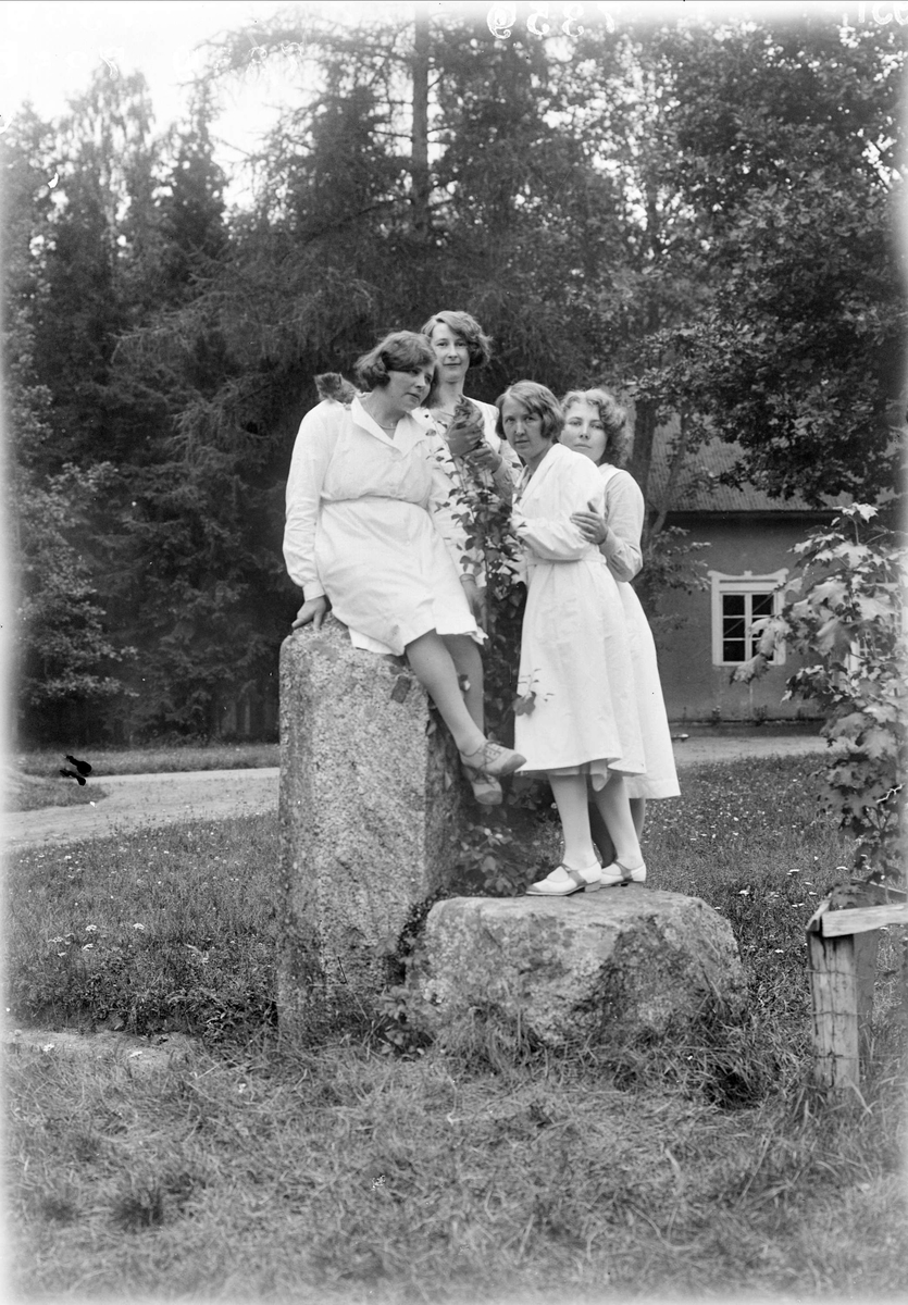 "Göksboflickorna på runstenen, Hilda, Hilda, Märta o Eva", Göksbo, Altuna socken, Uppland 1931