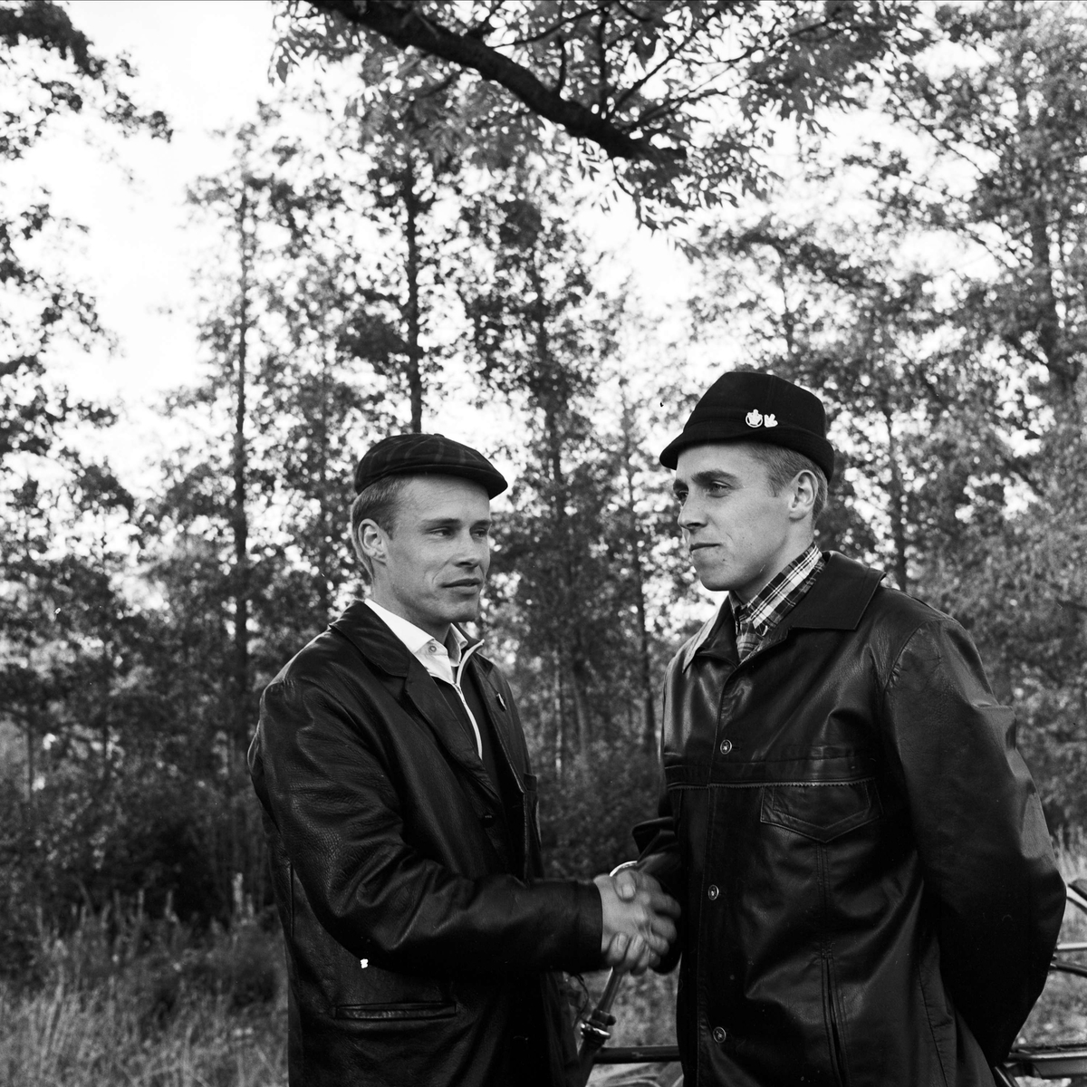 Två unga idrottsmän - "Arbetarbladets mästerskapsjacka", Tierp, Uppland 1967