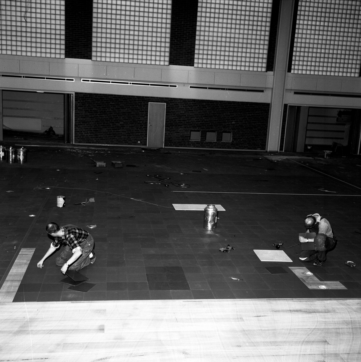 Mattläggning i idrottshallen, Tierp, Uppland 1967