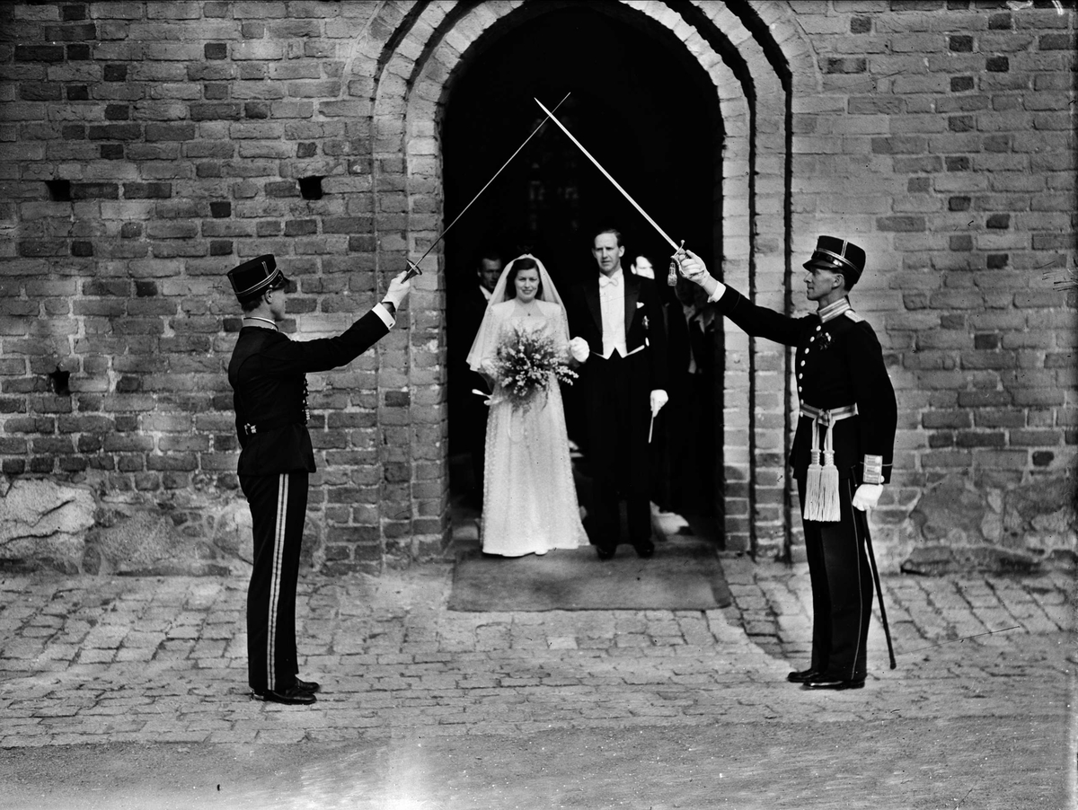 Bröllop - brudpar utanför Helga Trefaldighets kyrka, Uppsala 1947