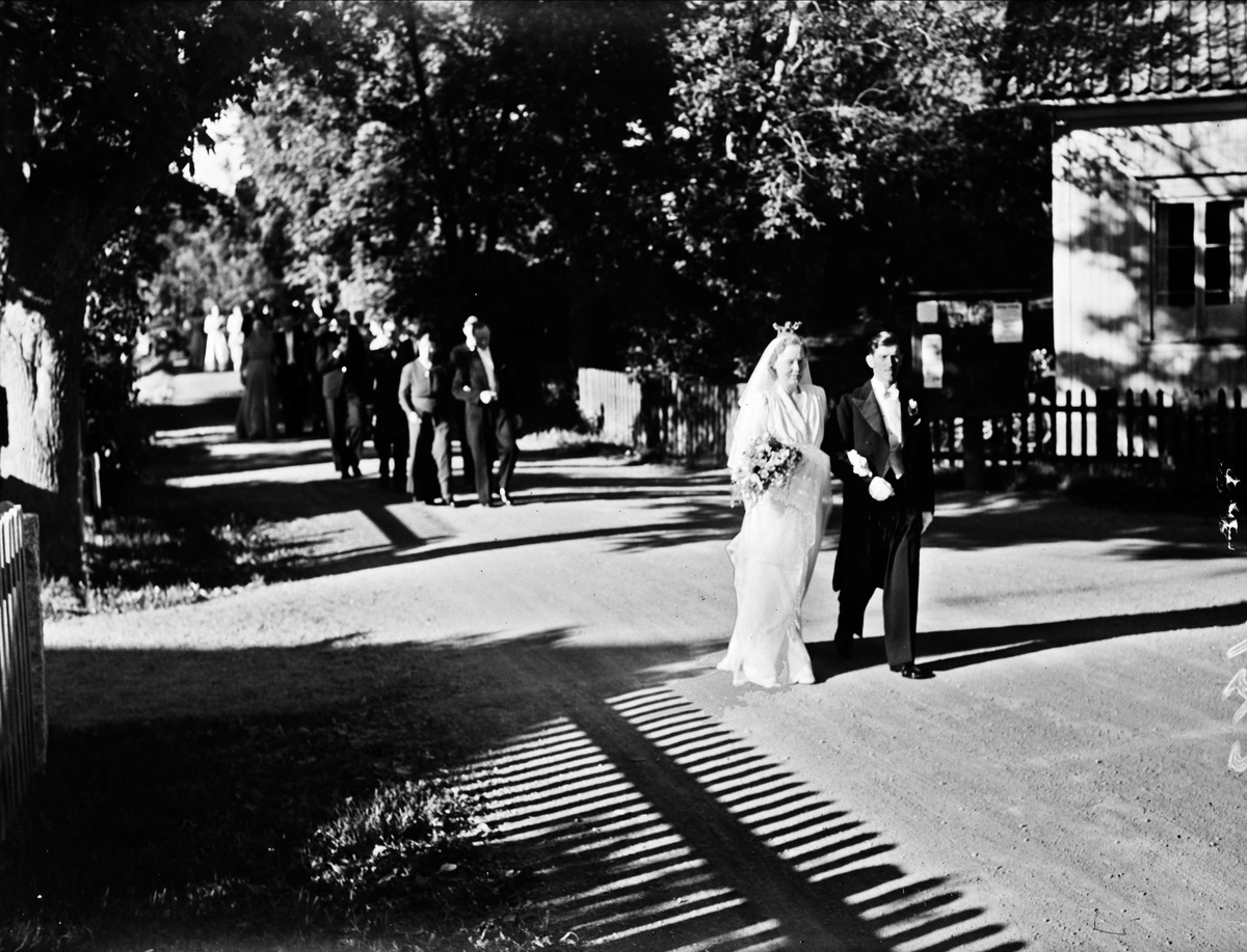 Brudpar med följe, sannolikt Uppsala, 1946