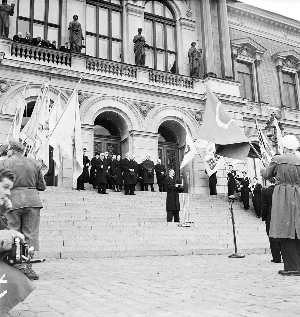 Kung Gustav VI Adolf talar på Universitetshusets trappa, Uppsala före 1953