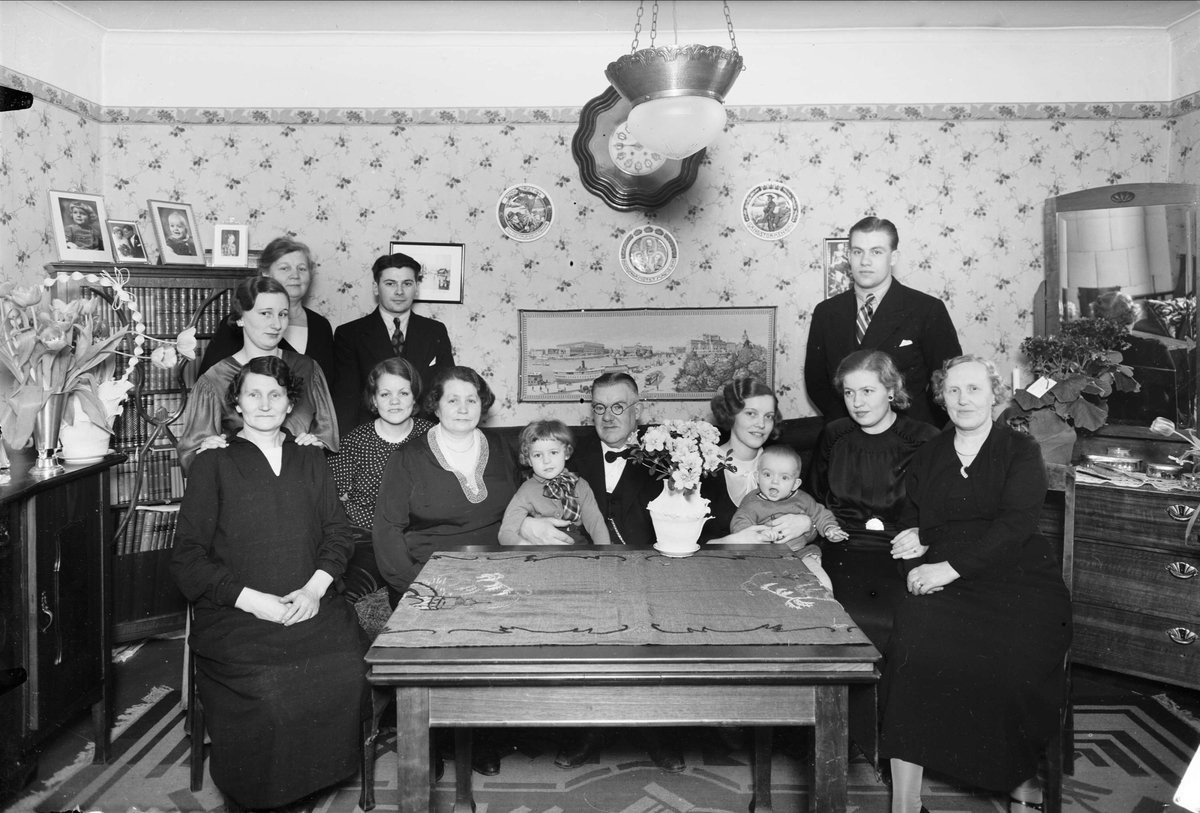 Födelsedagsporträtt - grupp i hemmiljö, sannolikt Uppsala, 1936