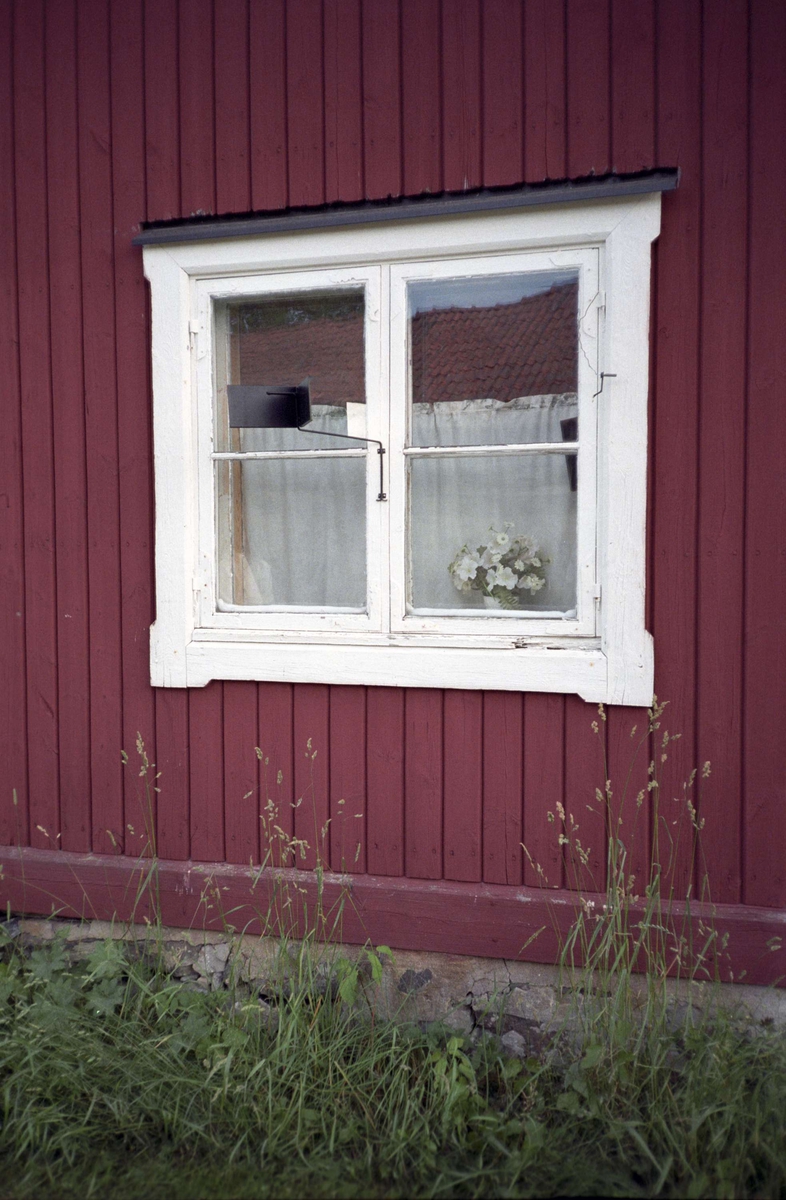 Fönster på bostadshus, Norra Bruksgatan i Lövstabruk, Österlövsta socken, Uppland 1995