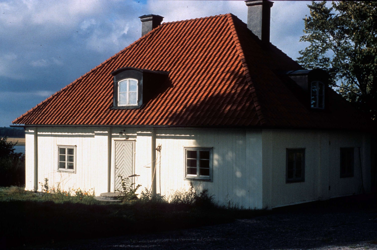Flygelbyggnad vid Segersta gård, Segersta, Övergrans socken, Uppland september 1979