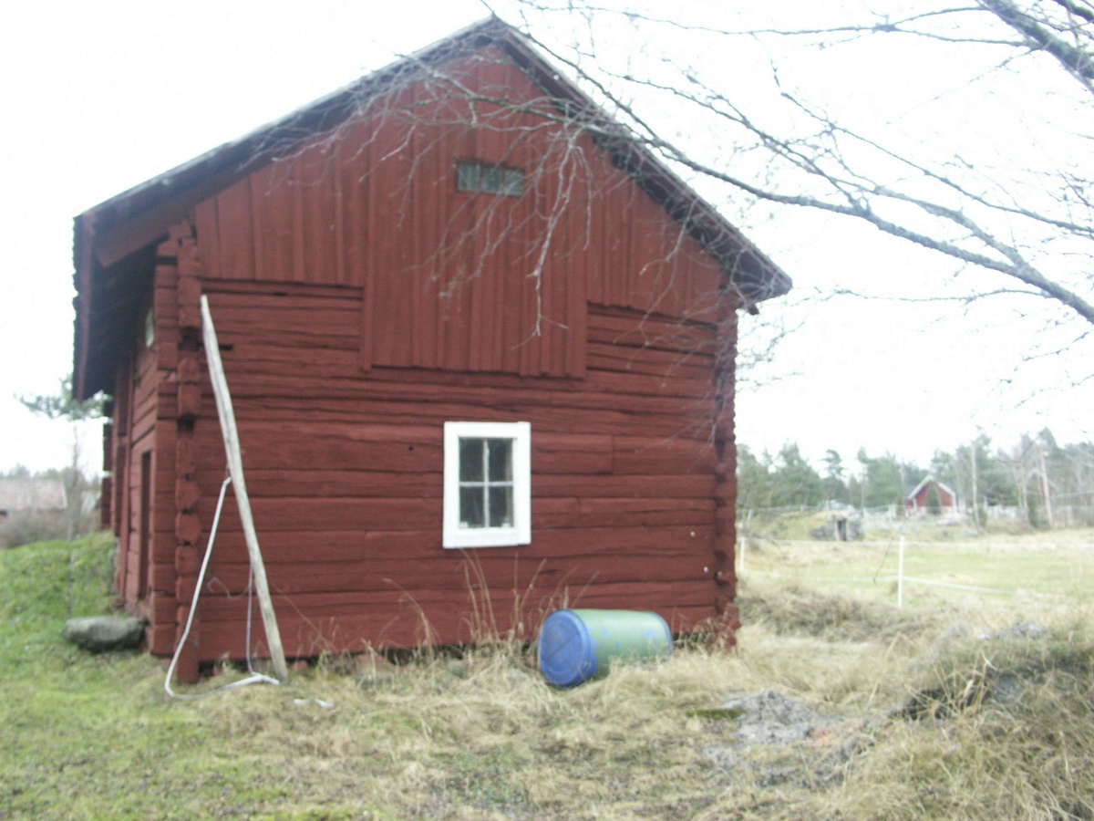 Två sammanbyggda enkelbodar, Långalma, Börstils socken, Uppland december 2004
