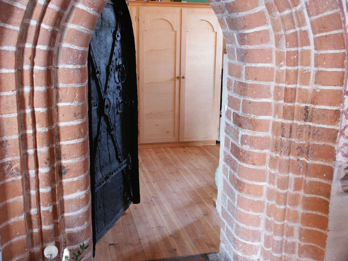 Tegelomfattning, dörren till sakristian, Västeråkers kyrka, Västeråkers socken, Uppland 2003