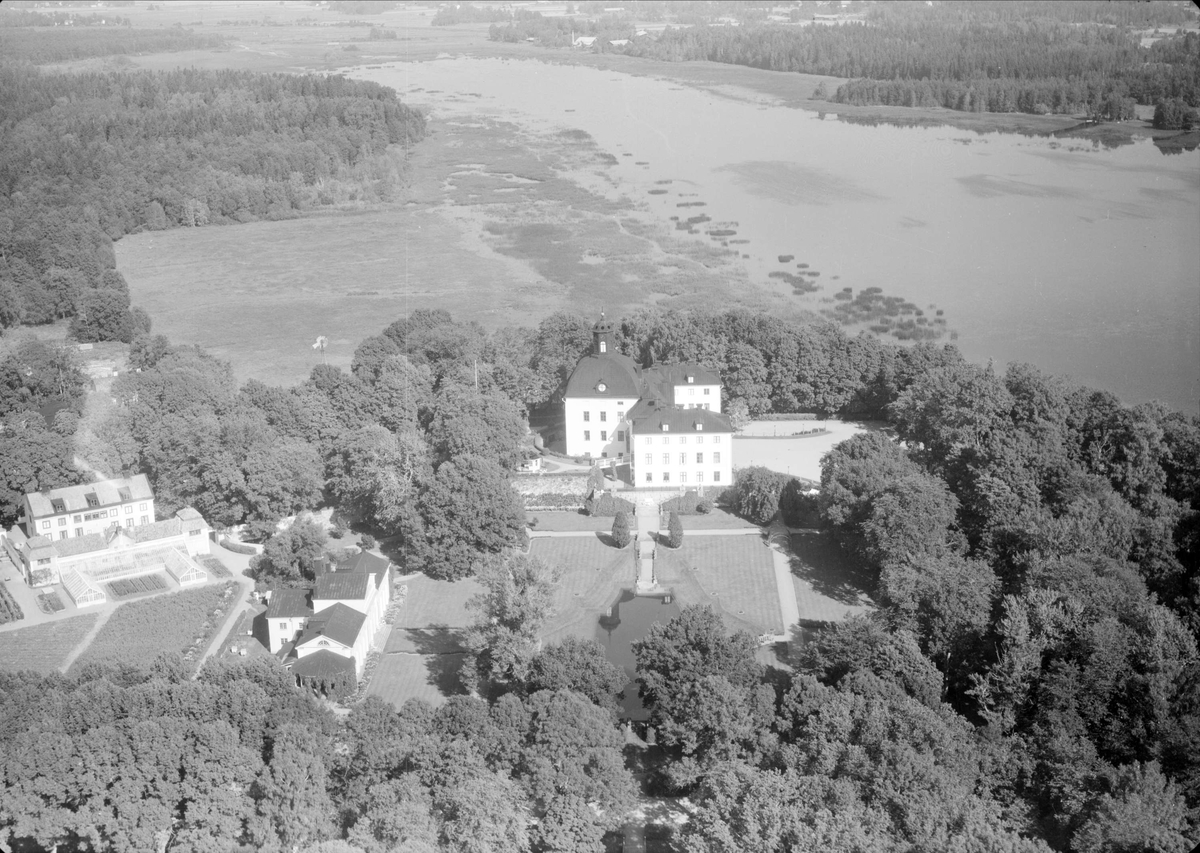 Flygfoto över Örbyhus slott vid Vendelsjön, Vendels socken, Uppland 1958