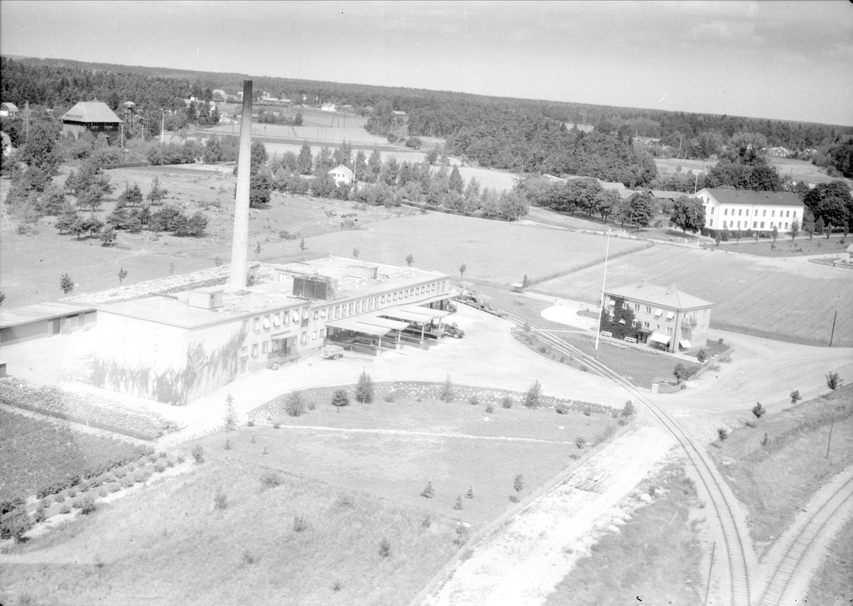 Flygfoto över Mjölkcentralen i Enköping, Uppland 1947