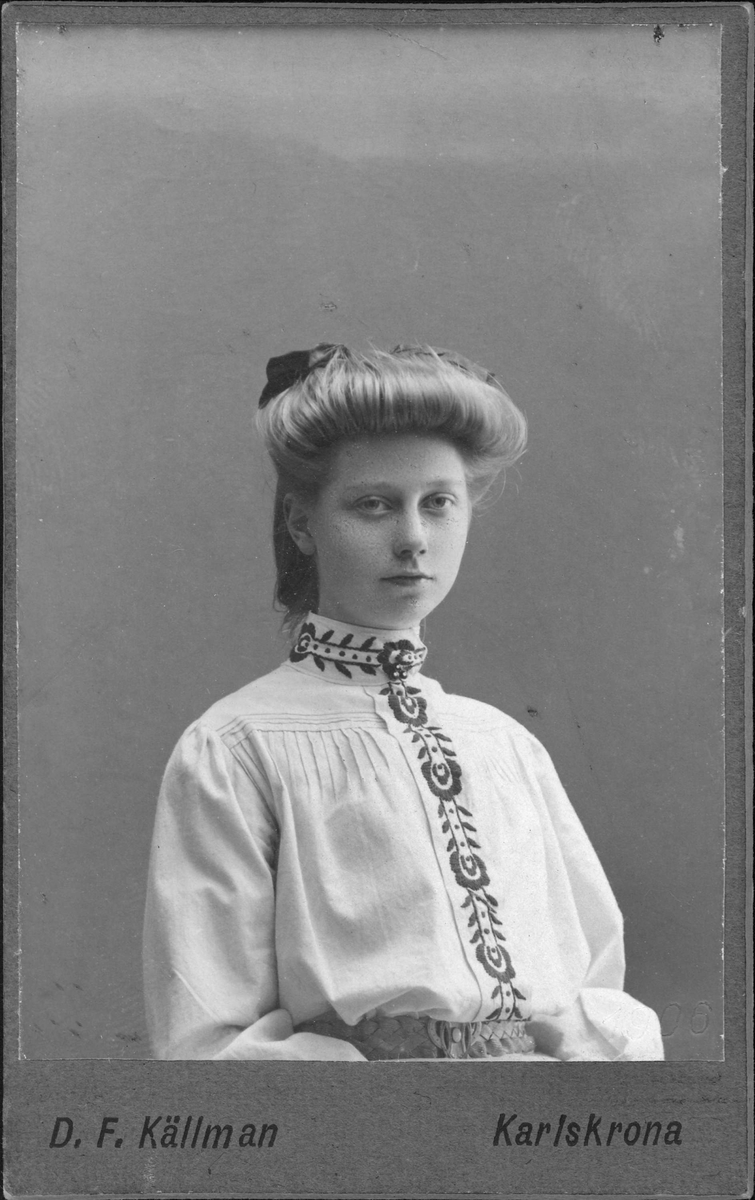 Kabinettsfotografi - ung kvinna, år 1906