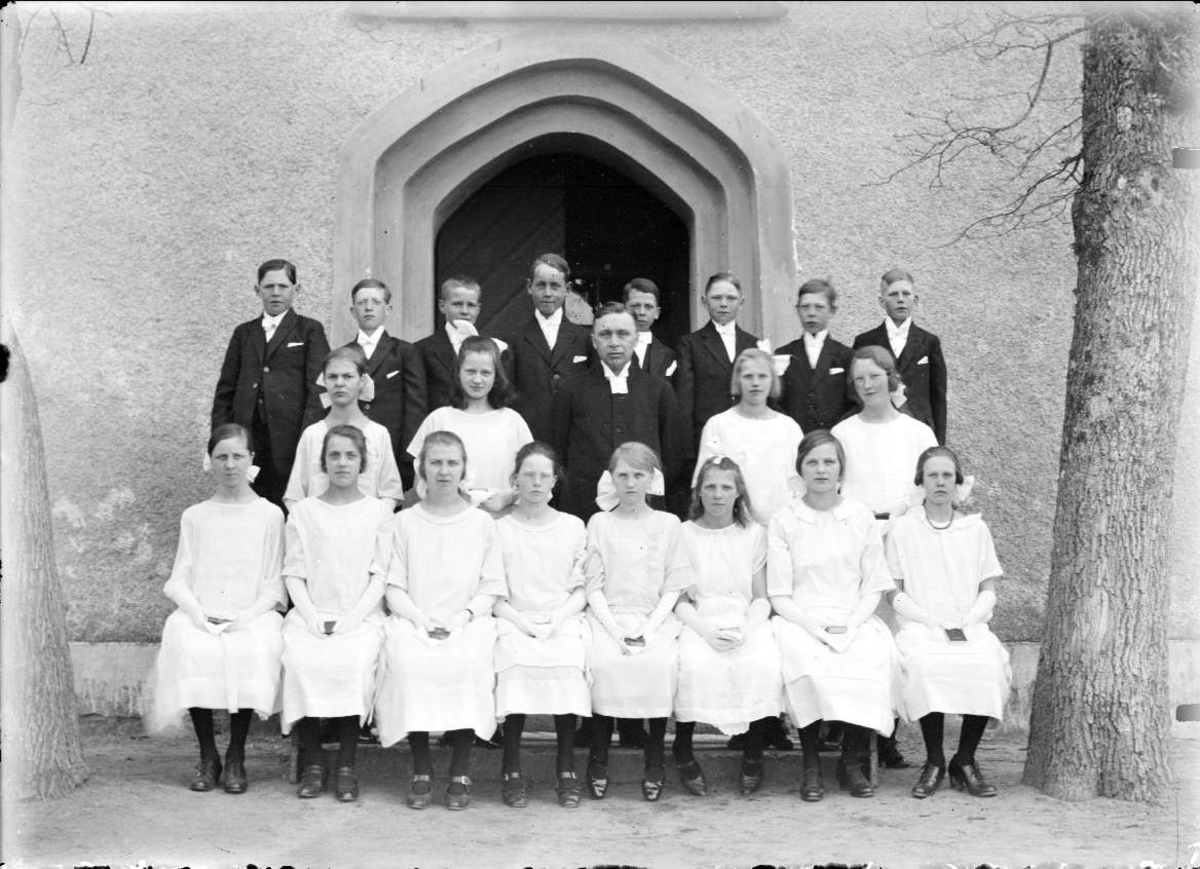 Konfirmander  och präst vid Funbo kyrka, Funbo socken, Uppland 1925