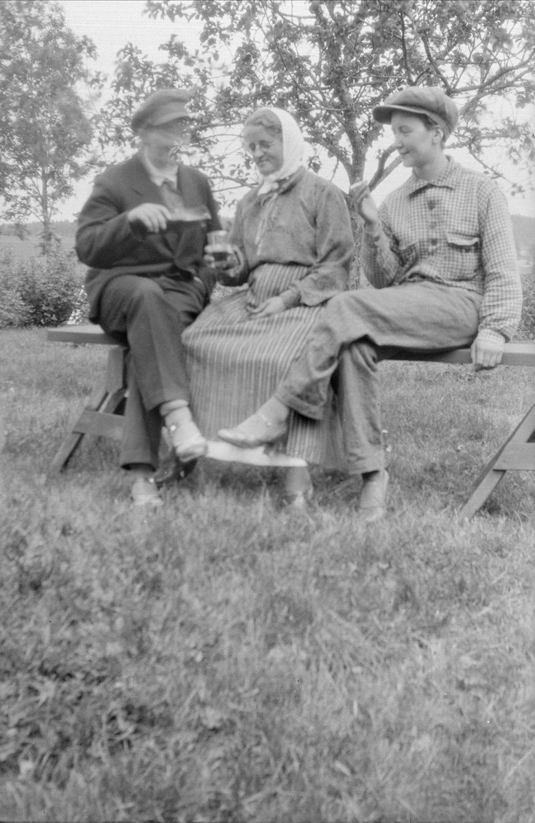 Tre kvinnor på en bänk, 1940 - 50-tal
