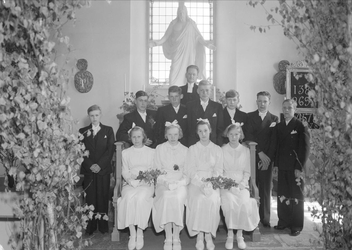 Konfirmander och präst i Skogs-Tibble kyrka, Uppland 1939