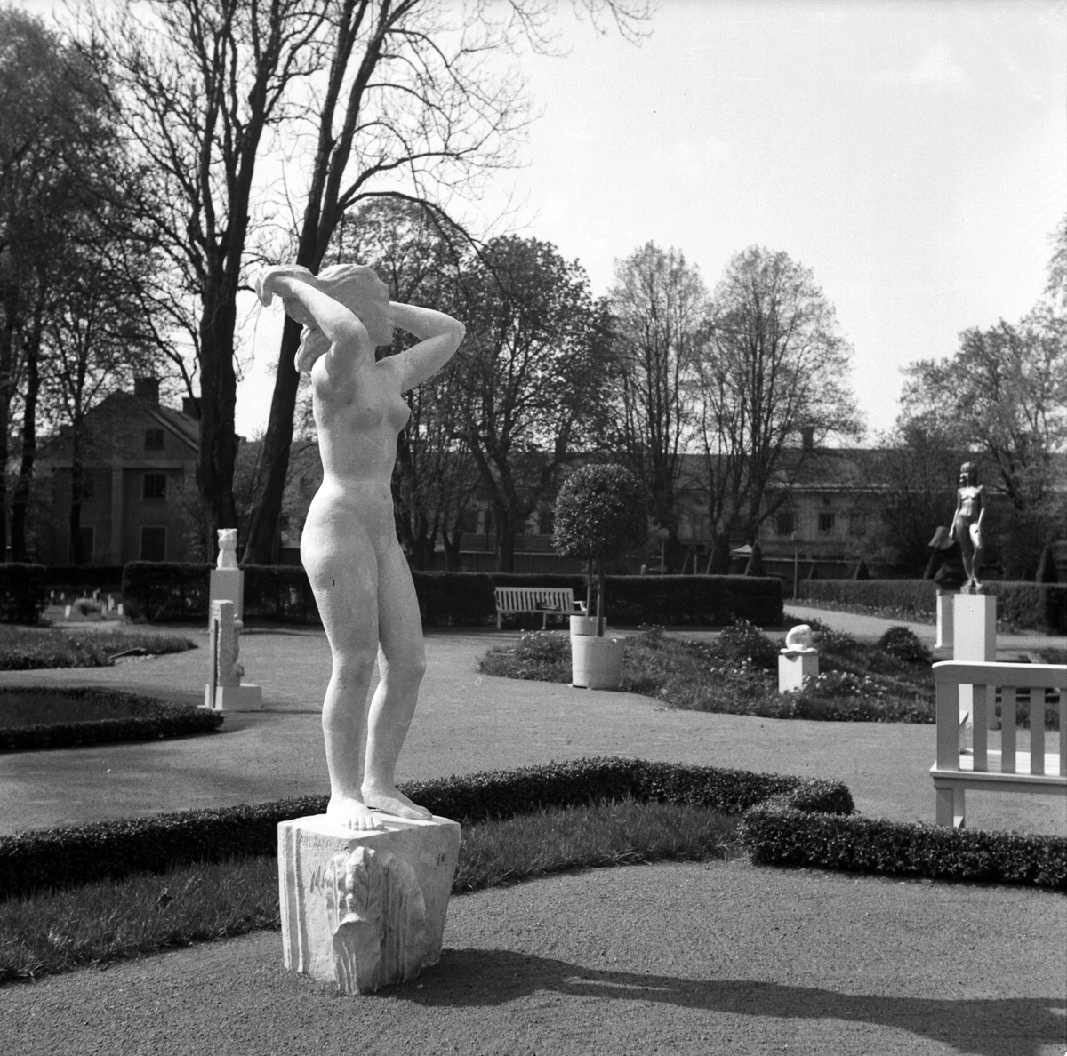 Upplands Konstförenings skulpturutställning i Linneträdgården, Uppsala våren 1947