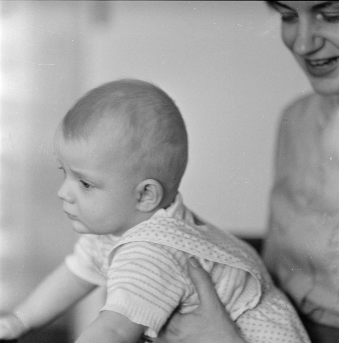 Sannolikt fotograf Gunnar Sundgrens barnbarn med sin mamma Christina i sitt hem i Gävle, Gästrikland