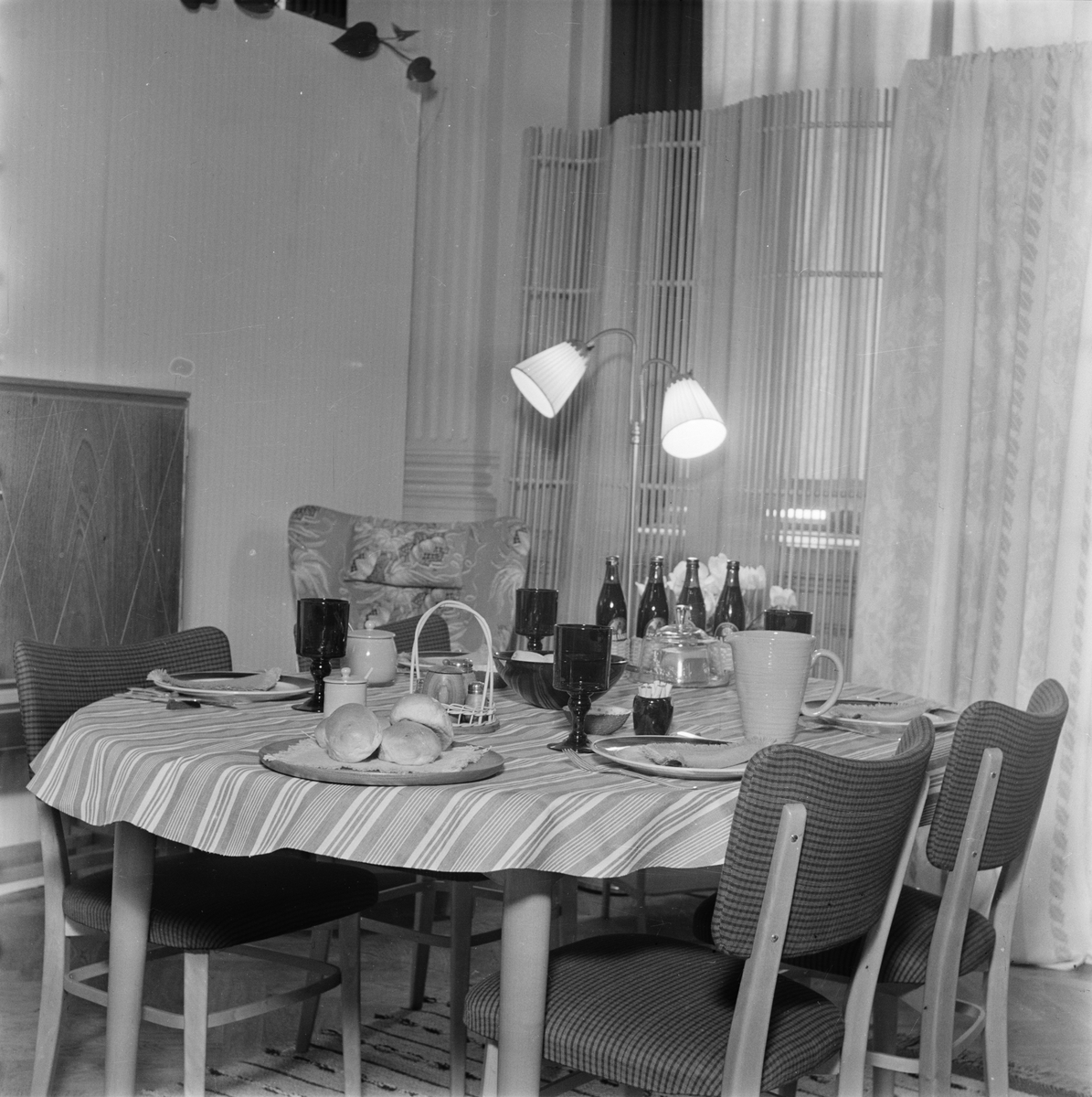 Från utställningen "Blomsterfröjd och vackra bord", sannolikt Uppsala hösten 1948