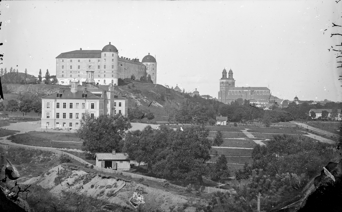 Akademiska sjukhuset, Uppsala slott och Uppsala domkyrka från söder före 1885