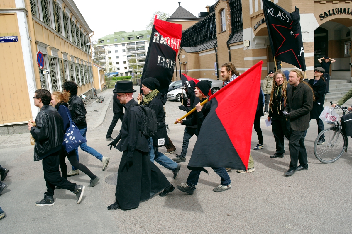 Syndikalisterna passerar Vattugränd, 1 maj-demonstration, Uppsala 2011 -  Upplandsmuseet / DigitaltMuseum