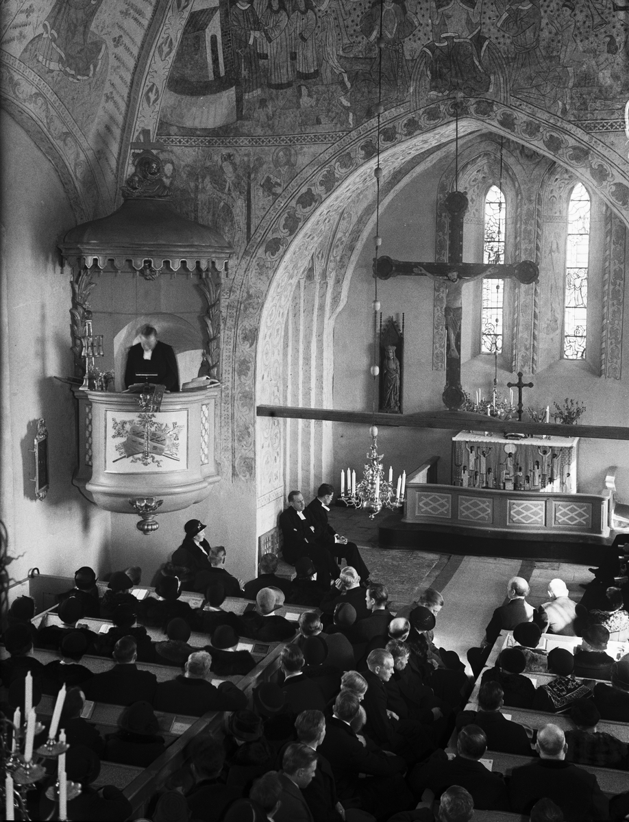 "Prosten Lindquist predikar i högmässan" vid återinvigningen av Viksta kyrka efter restaureringen