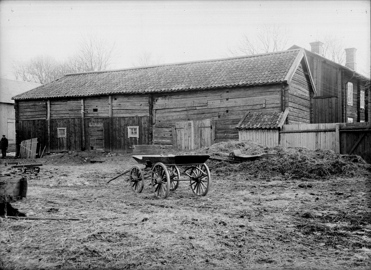 Stall och stallportlider - nu på friluftsmuseet Disagården - på ursprunglig plats i Gränby, Björklinge socken, Uppland