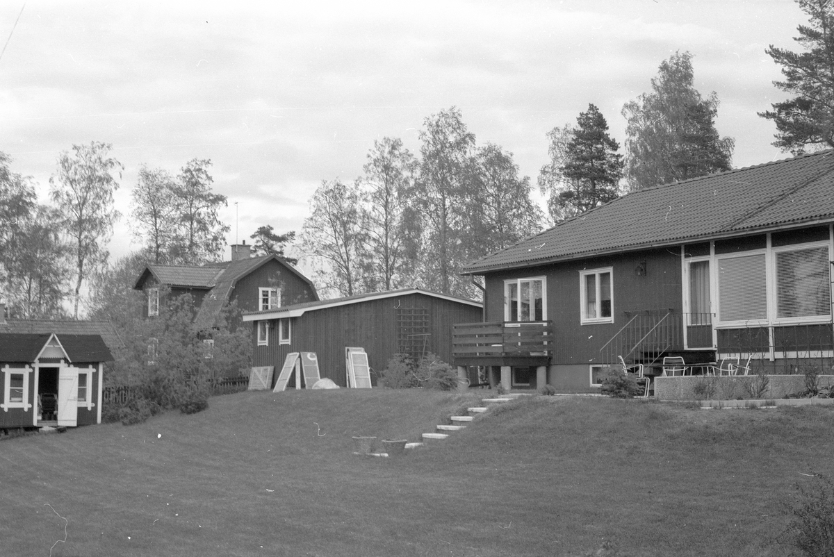 Vy över Lenaberg 2:3, Lenaberg, Lena socken, Uppland 1977