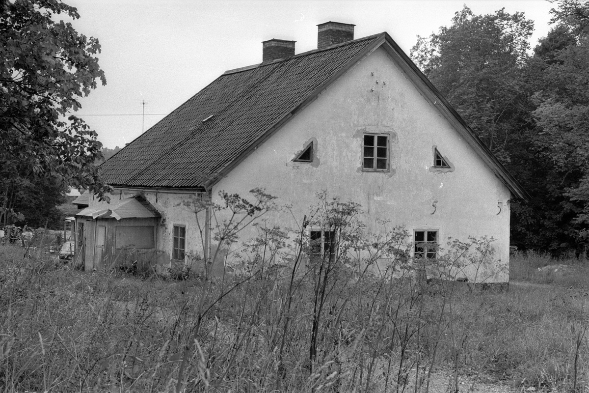 Vy från nordöst över Vitbyggningen, Vattholma, Lena socken, Uppland 1978
