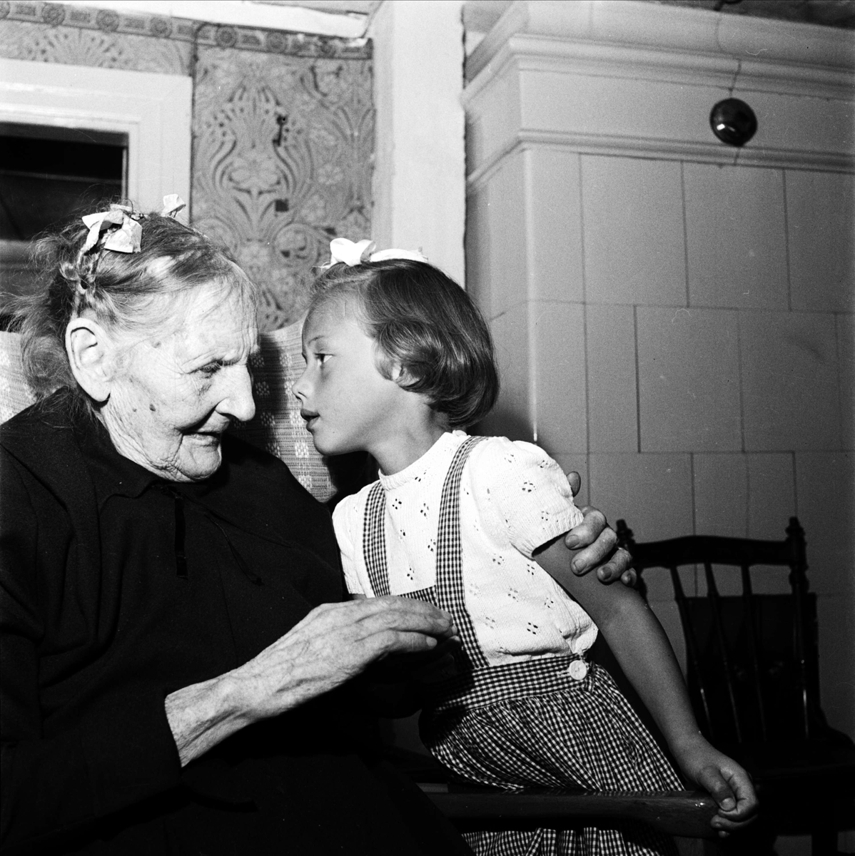 Kokerskan Hilma Bähr med barnbarnsbarnet Ulla Jansson, Lörsta, Uppsala-Näs socken, Uppland september 1954