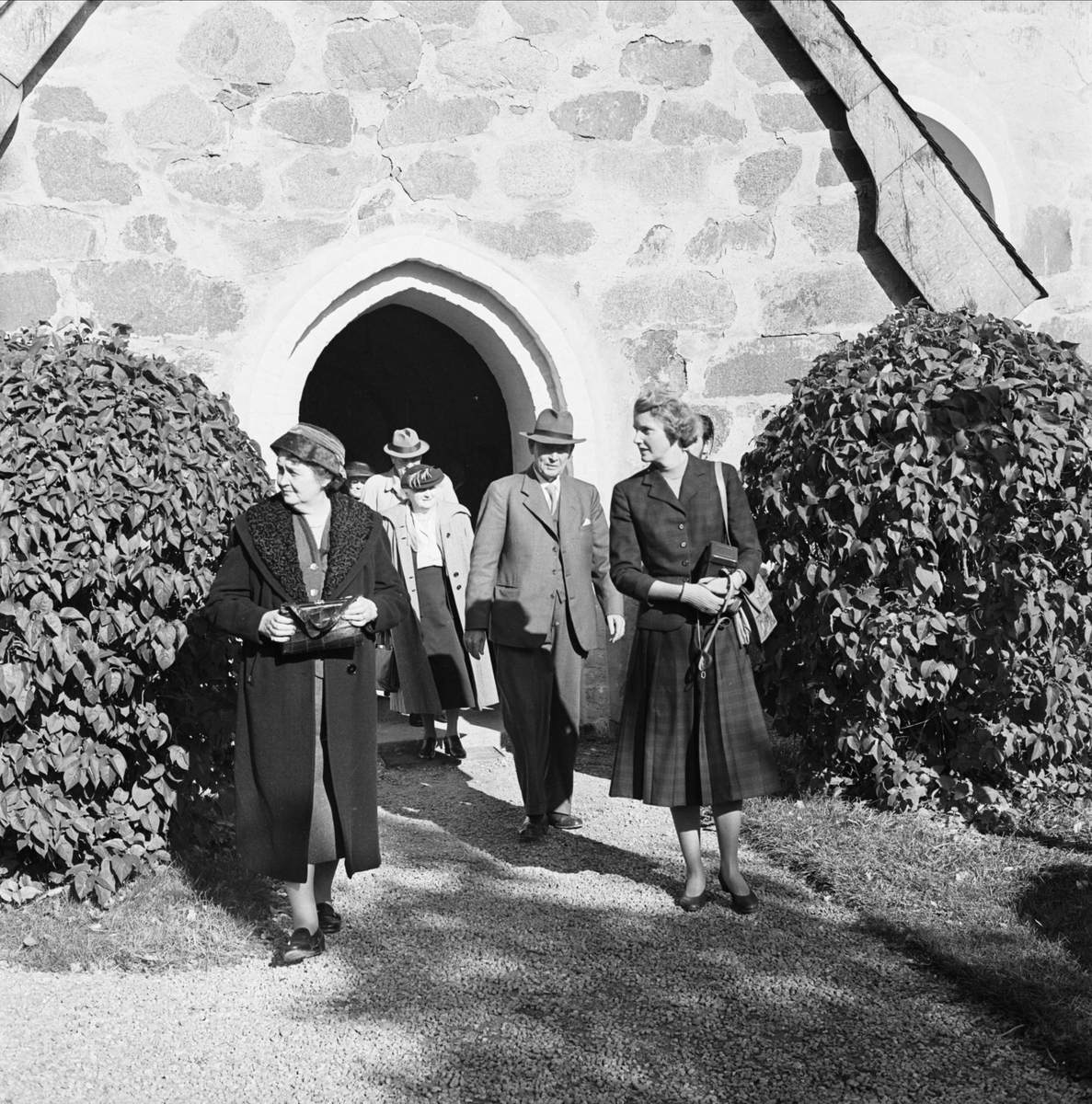 Upplands fornminnesförenings höstutflykt 1956, utanför Morkarla kyrka, Uppland