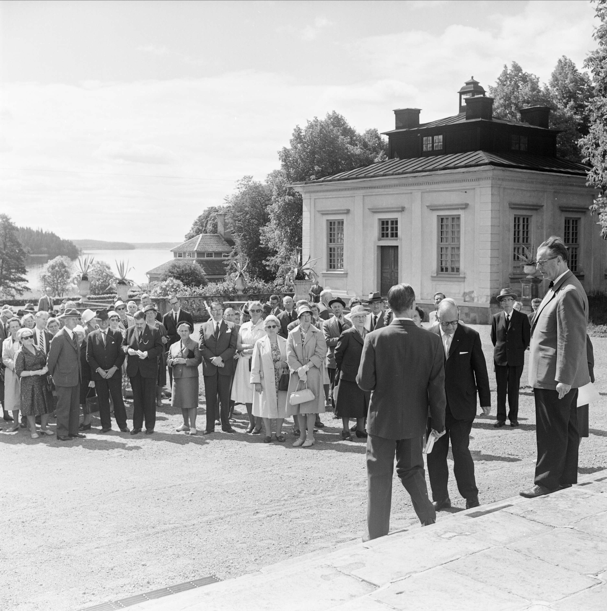 "Fornminnesföreningen på utfärd i fagert sommaruppland", Steninge slott, Husby-Ärlinghundra socken, Uppland juni 1963