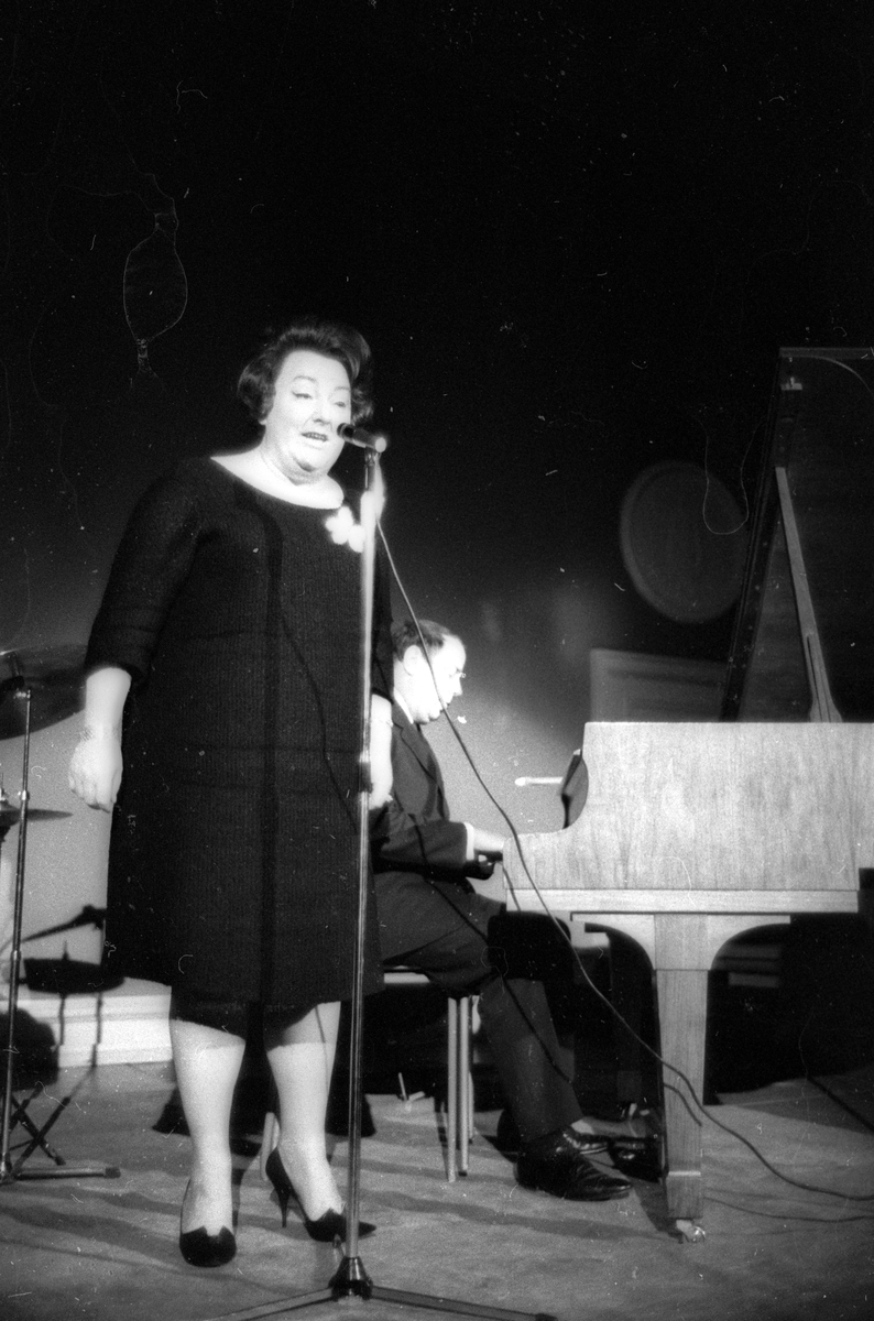 Sonya Hedenbratt uppträder på "Måndagsklubben", Uppsala februari 1966