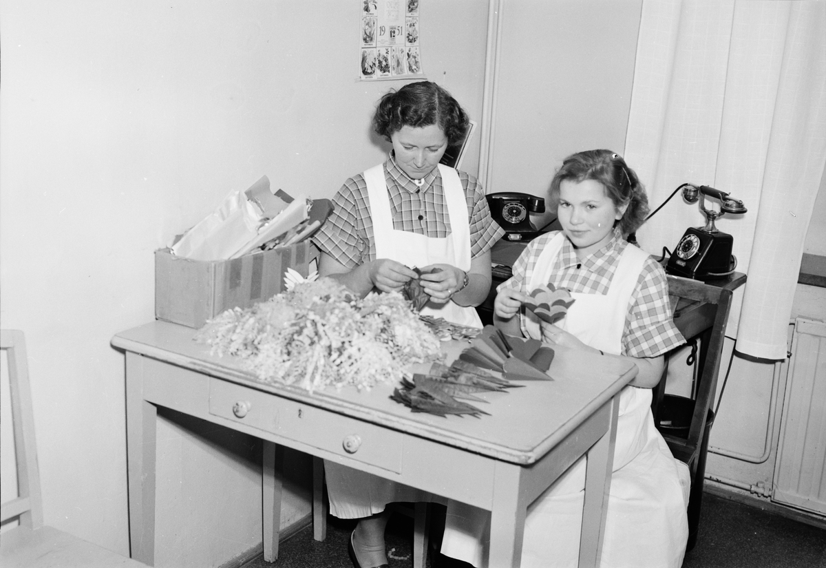 Julafton tillverkning av julpynt, Uppsala 1951 Upplandsmuseet