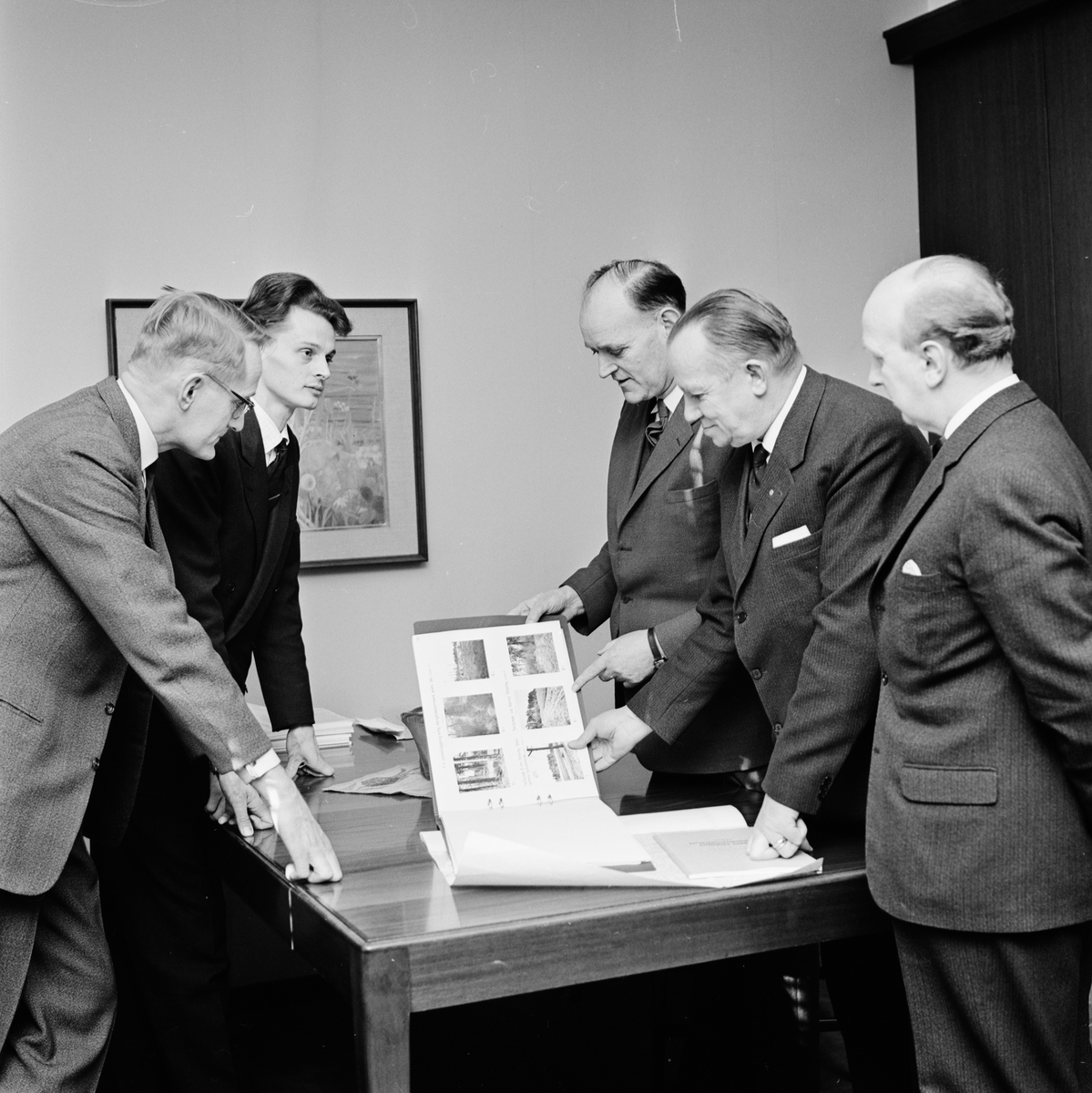 Från höger kanslichefen Per Elfvik, landstingets ordförande John Lundberg, förvaltningsutskottets ordförande AGA Carlsson samt två okända män, Uppsala 1963