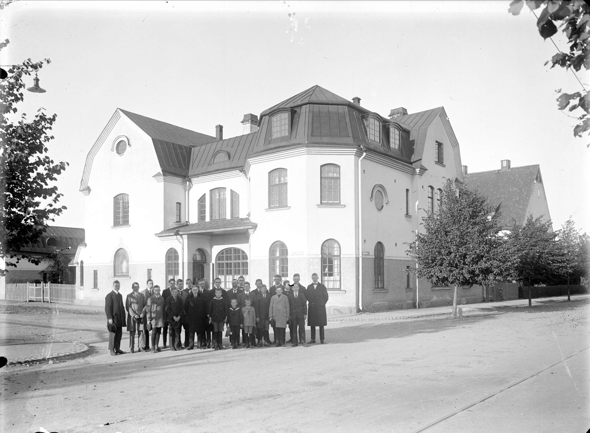 Pojkar och unga män utanför Vindhemskyrkan, Geijersgatan, Uppsala