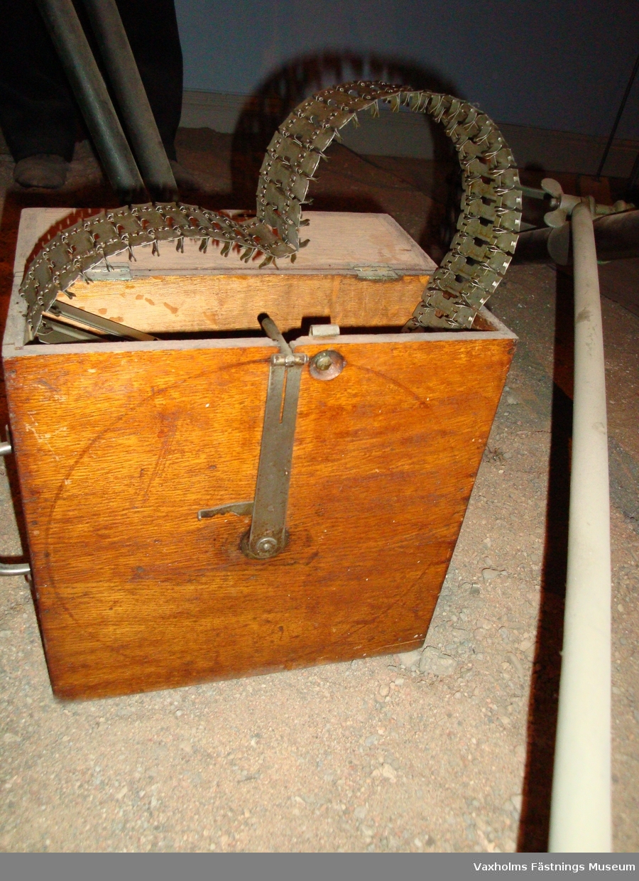 Laddband, vardera i låda av trä.
Tillbehör till kulspruta m/1900