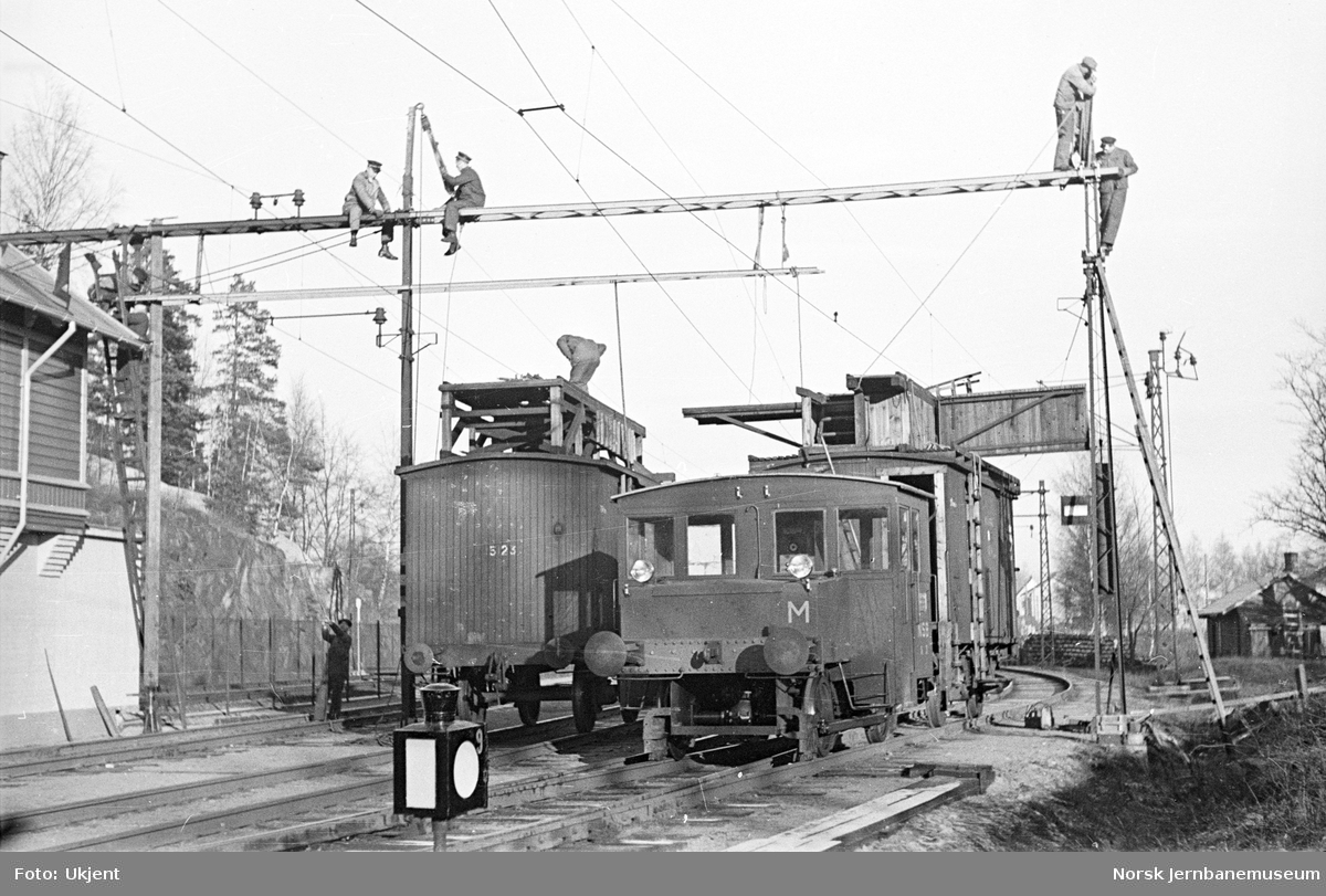 Strømmen stasjon : arbeid med kontaktledning; skiftetraktor type 201 og arbeidsvogn