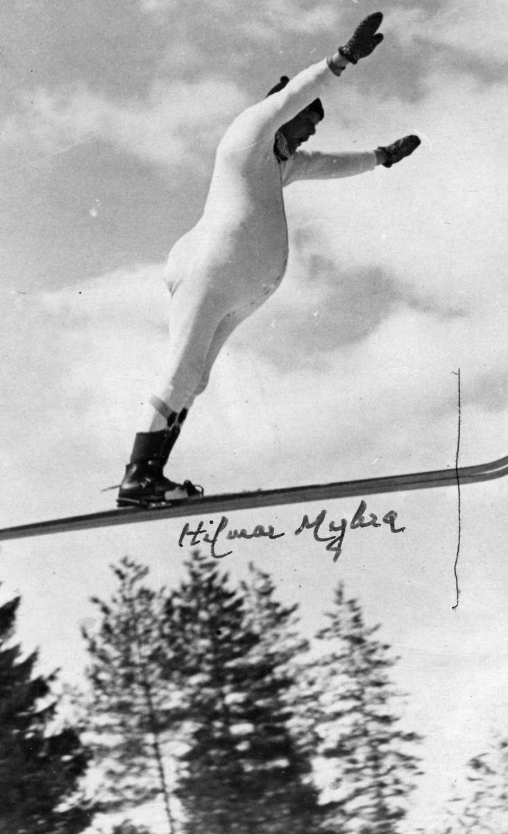 Hilmar Myhra i aksjon under karnevalsrenn. Hilmar Myhra in action during fancy-dress jumping competition.