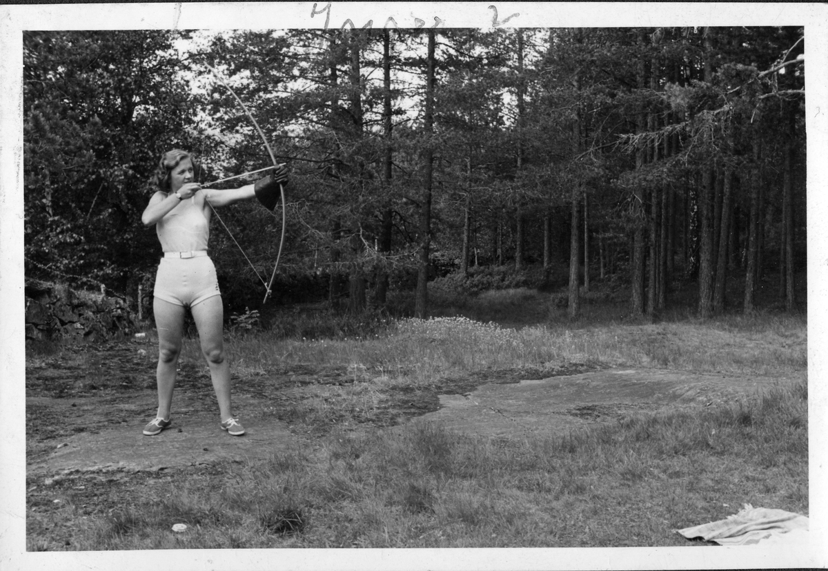 Female archer at Ruudhytta cabin.